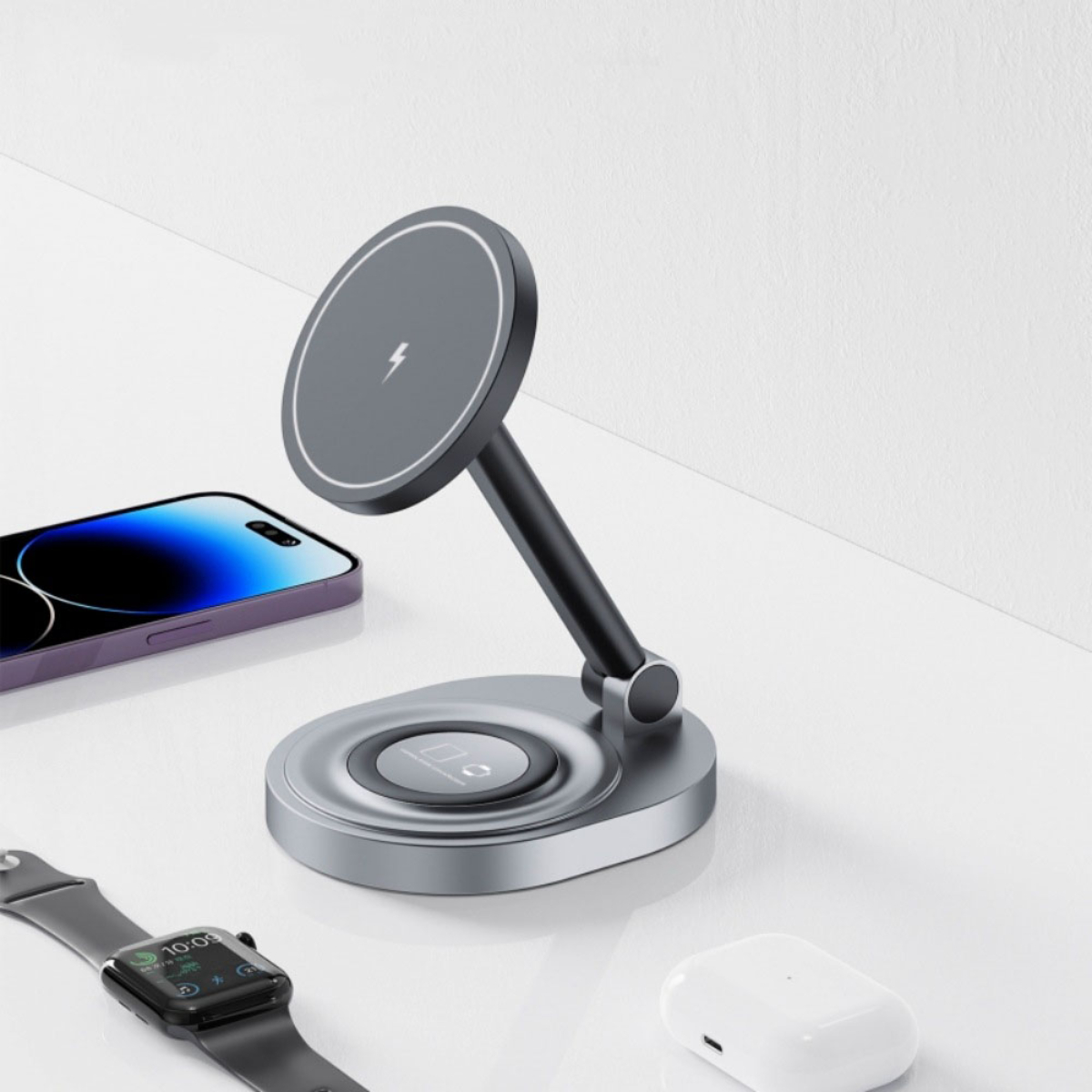 Telefon- und Uhrenladestation. Telefon, Uhr und Ohrhörer sind sichtbar.