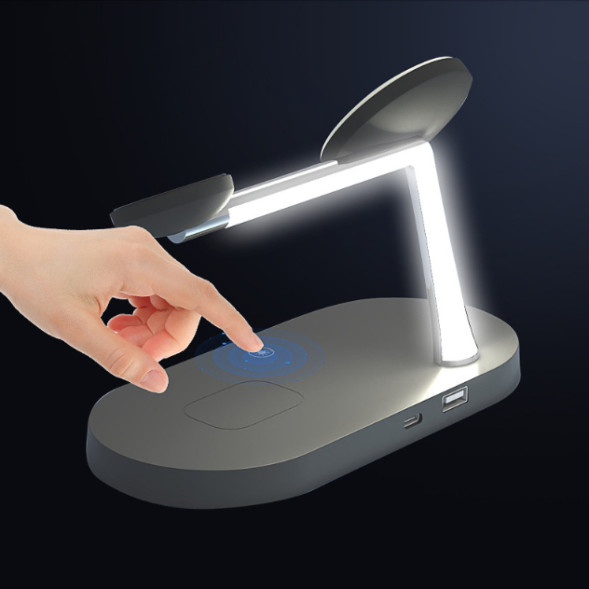 Eine Hand berührt eine berührungsempfindliche Lampe, die leuchtet und eine Ladestation hat.