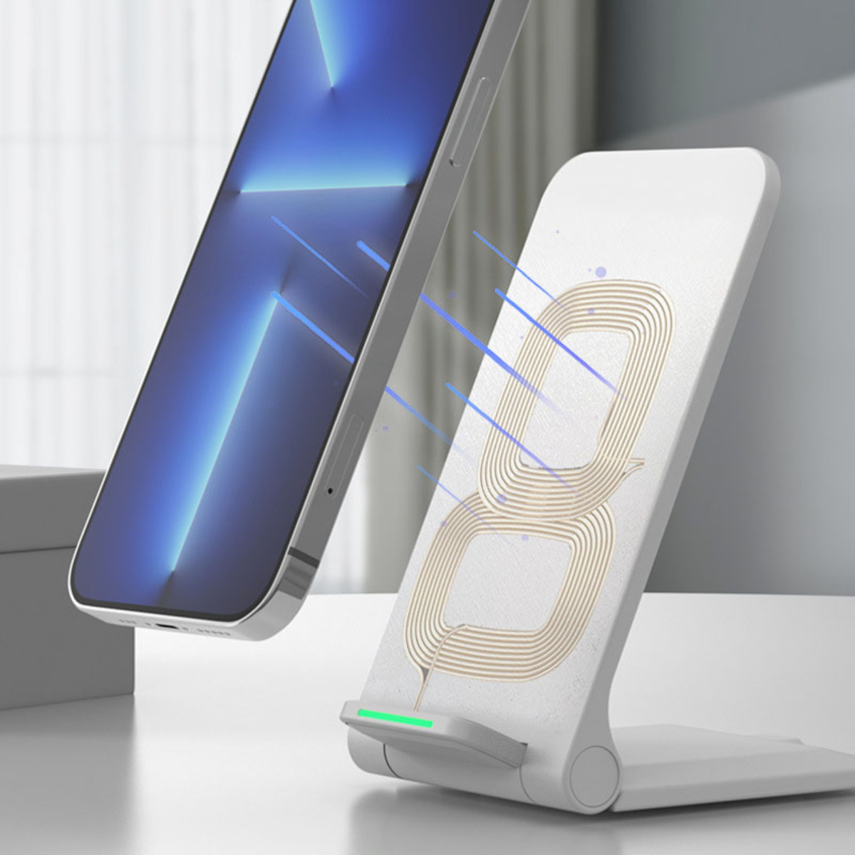 Telefon wird auf einem weißen Ständer geladen. Telefon lehnt an dem Ständer mit blauen Linien.
