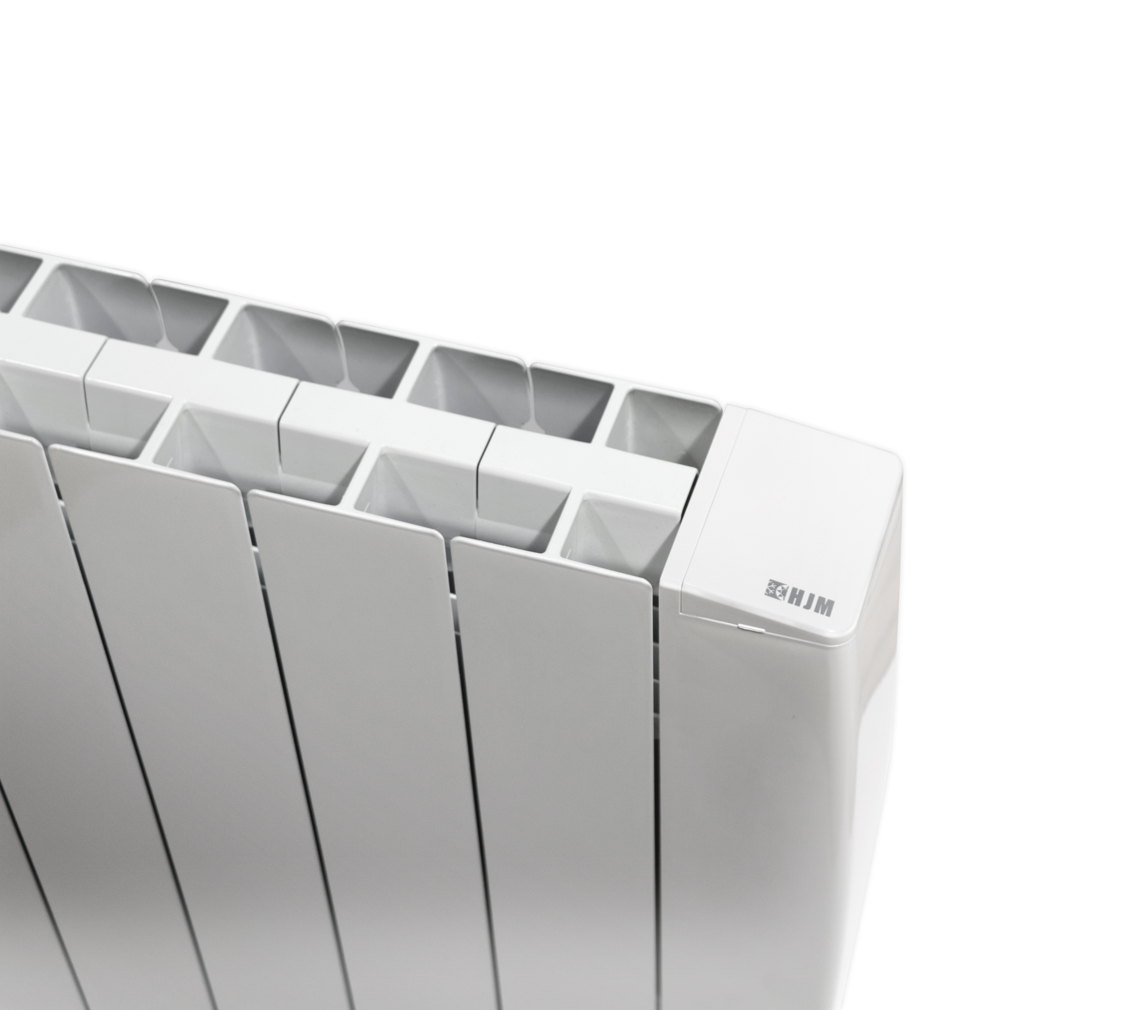 Radiador blanco, mostrando una sección de la superficie acanalada y el nombre de la marca.