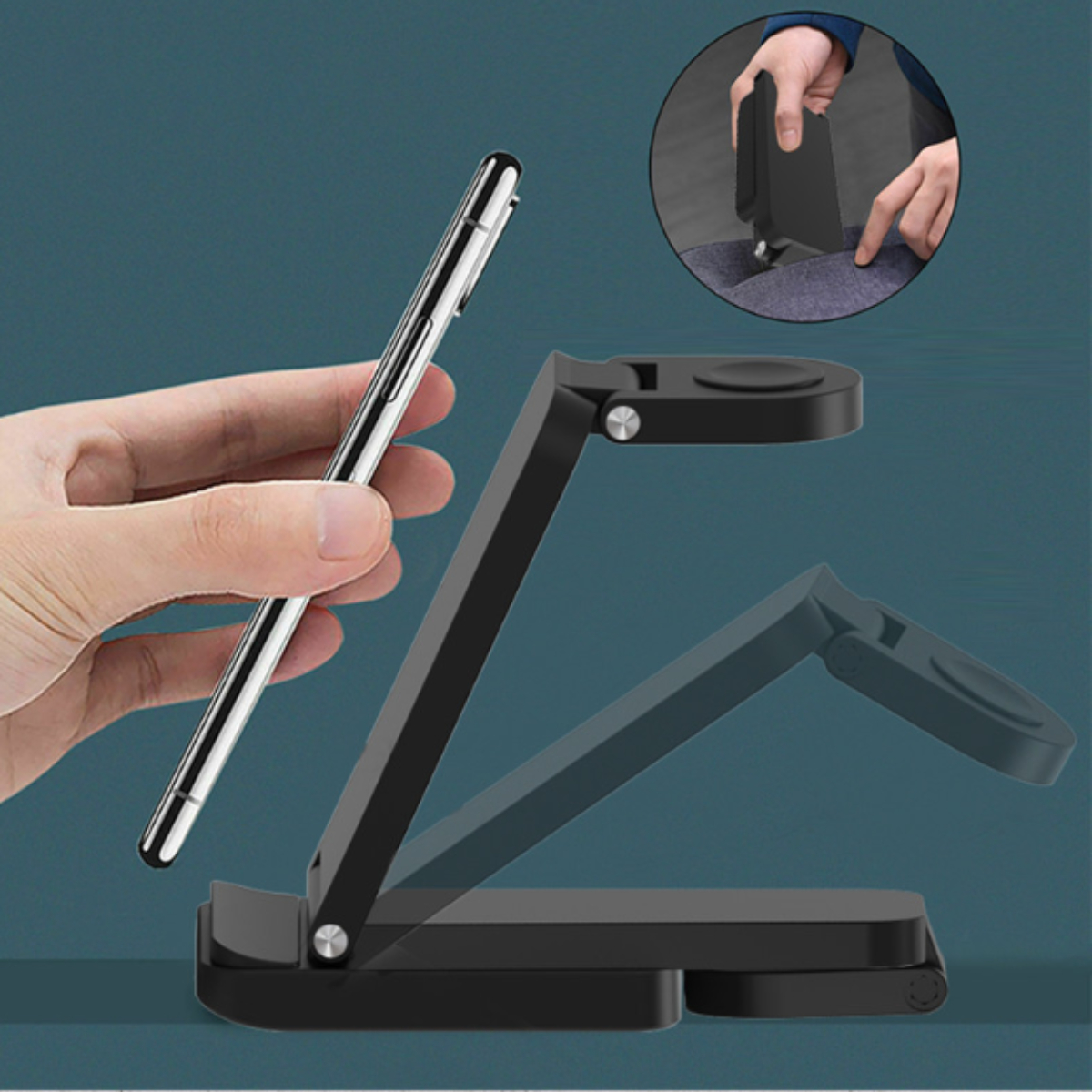 Eine Hand, die ein Smartphone neben einem schwarzen Telefonständer hält.