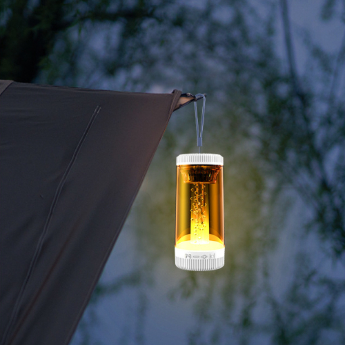 Eine Campinglampe im Laternenstil hängt an einem Zelt. Das Licht leuchtet gelb.