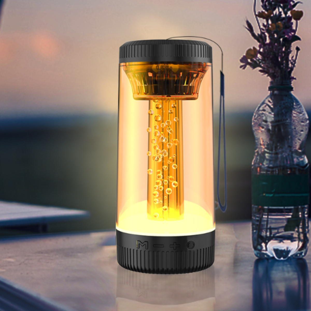 Zylindrische Lampe mit gelbem und orangefarbenem Licht. Mit Lautsprecherbasis und Blumenflasche.