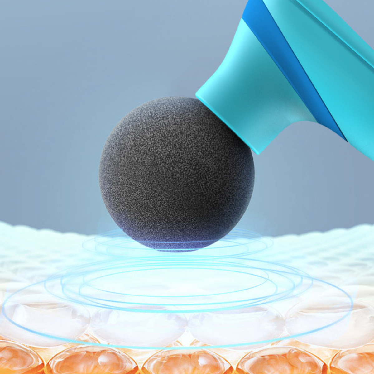 Nahaufnahme eines Massagegeräts mit dunkelgrauem Ball auf Haut.