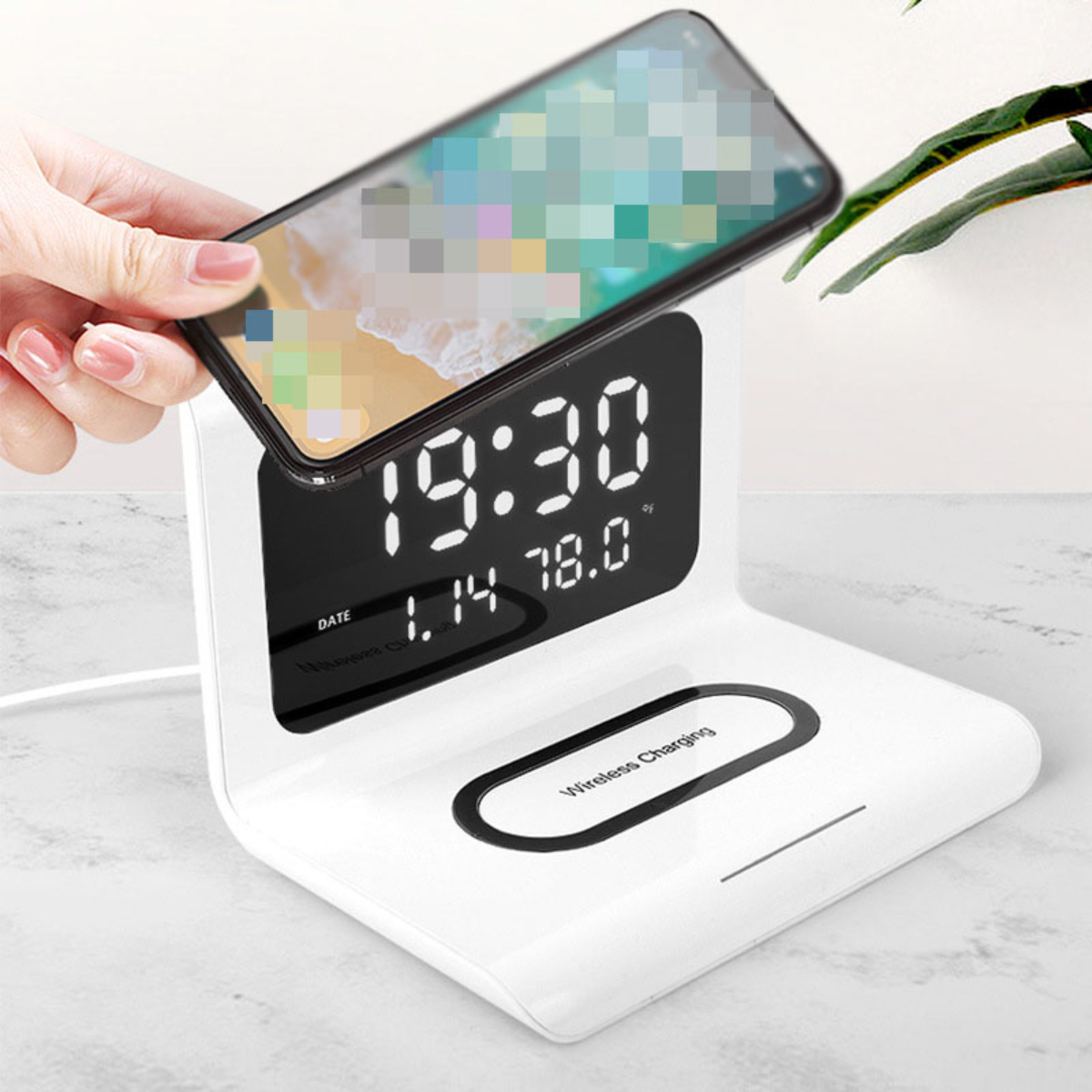 Weiße kabellose Ladewanduhr zeigt 19:30 Uhr, mit einem Telefon oben. Verfügt über eine Datumsanzeige.
