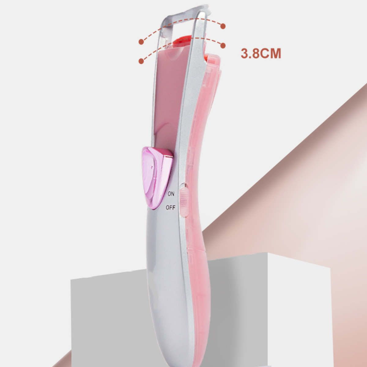 Ein rosa und silberner elektrischer Wimpernformer mit einem Messetikett.