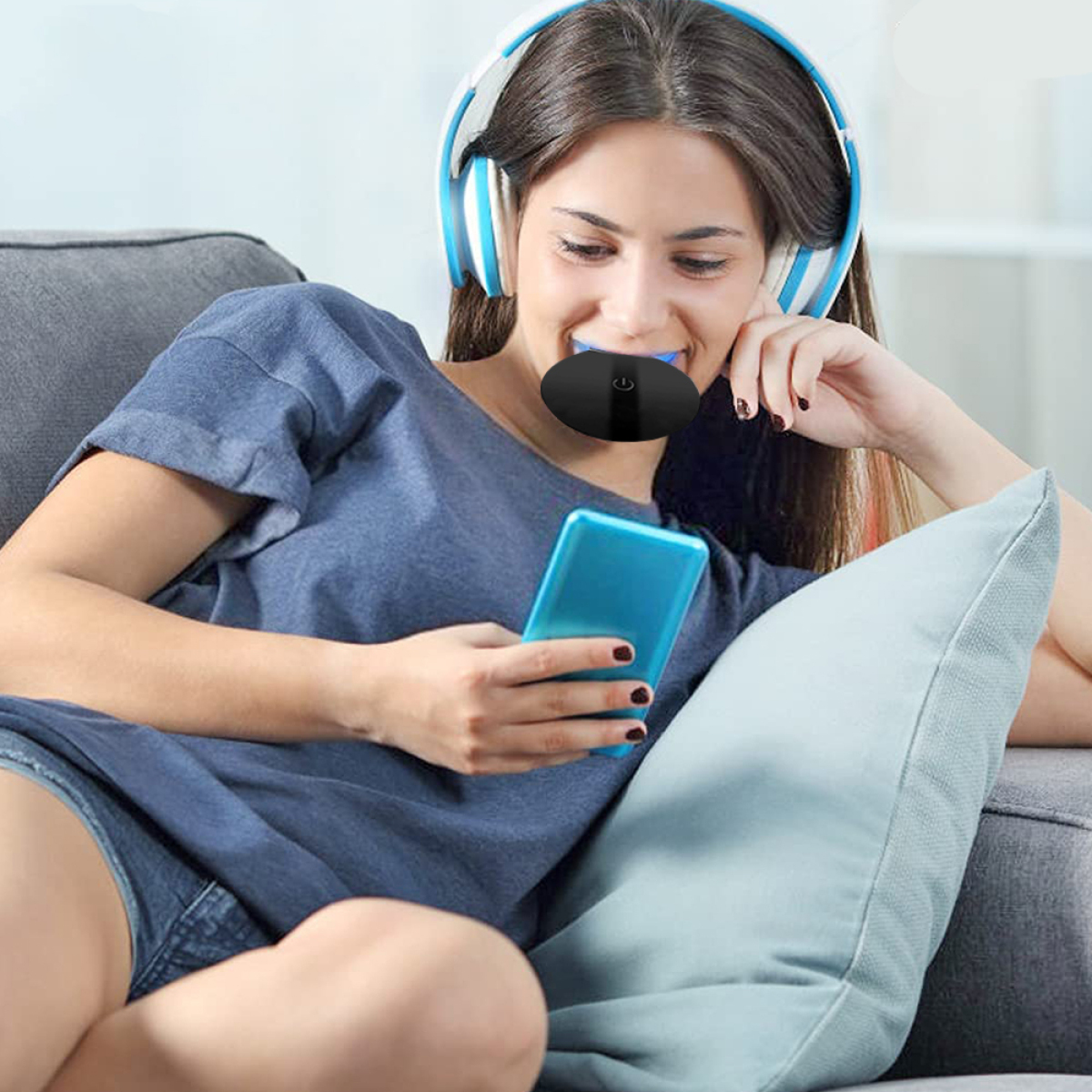 Frau benutzt Bleichgerät, trägt Kopfhörer, hält blaues Telefon.