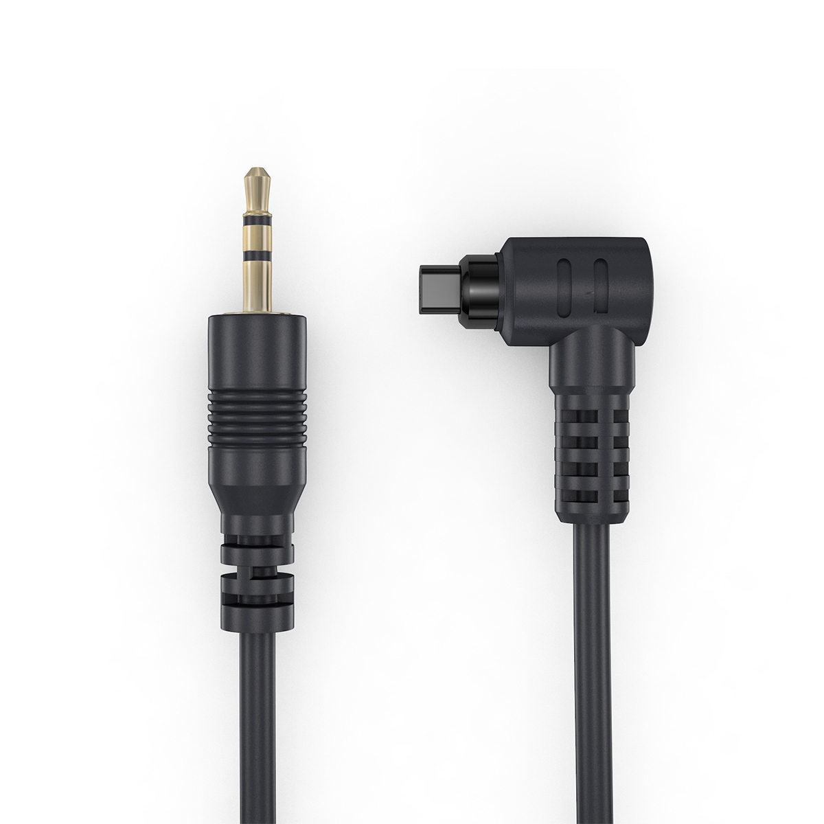 Schwarzes Audiokabel mit 3,5-mm-Klinke und rechtwinkligem Stecker. Weißer Hintergrund.