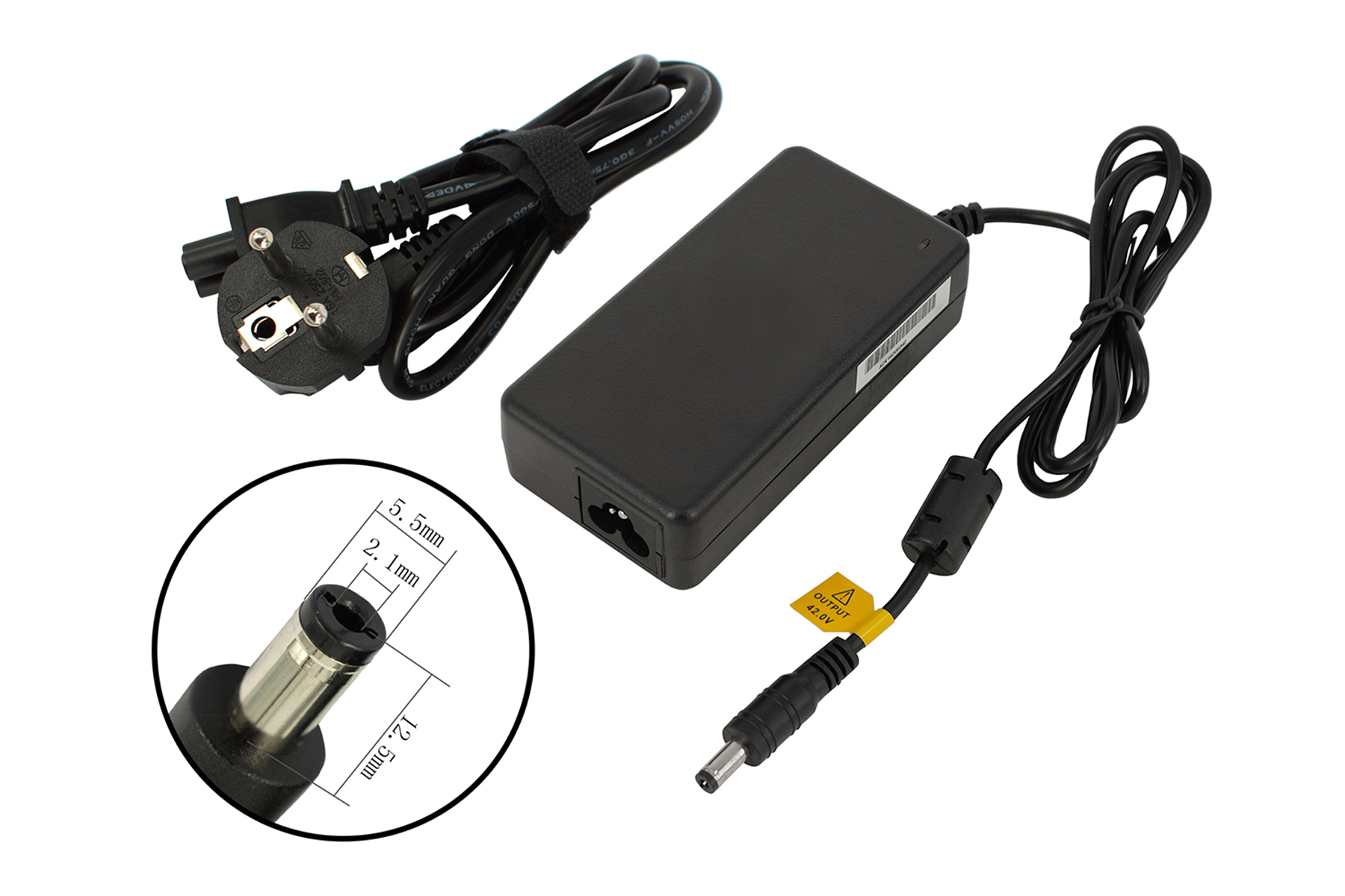 Schwarzes Laptop-Ladegerät mit Netzkabel und Anschlussdetails, weißer Hintergrund.