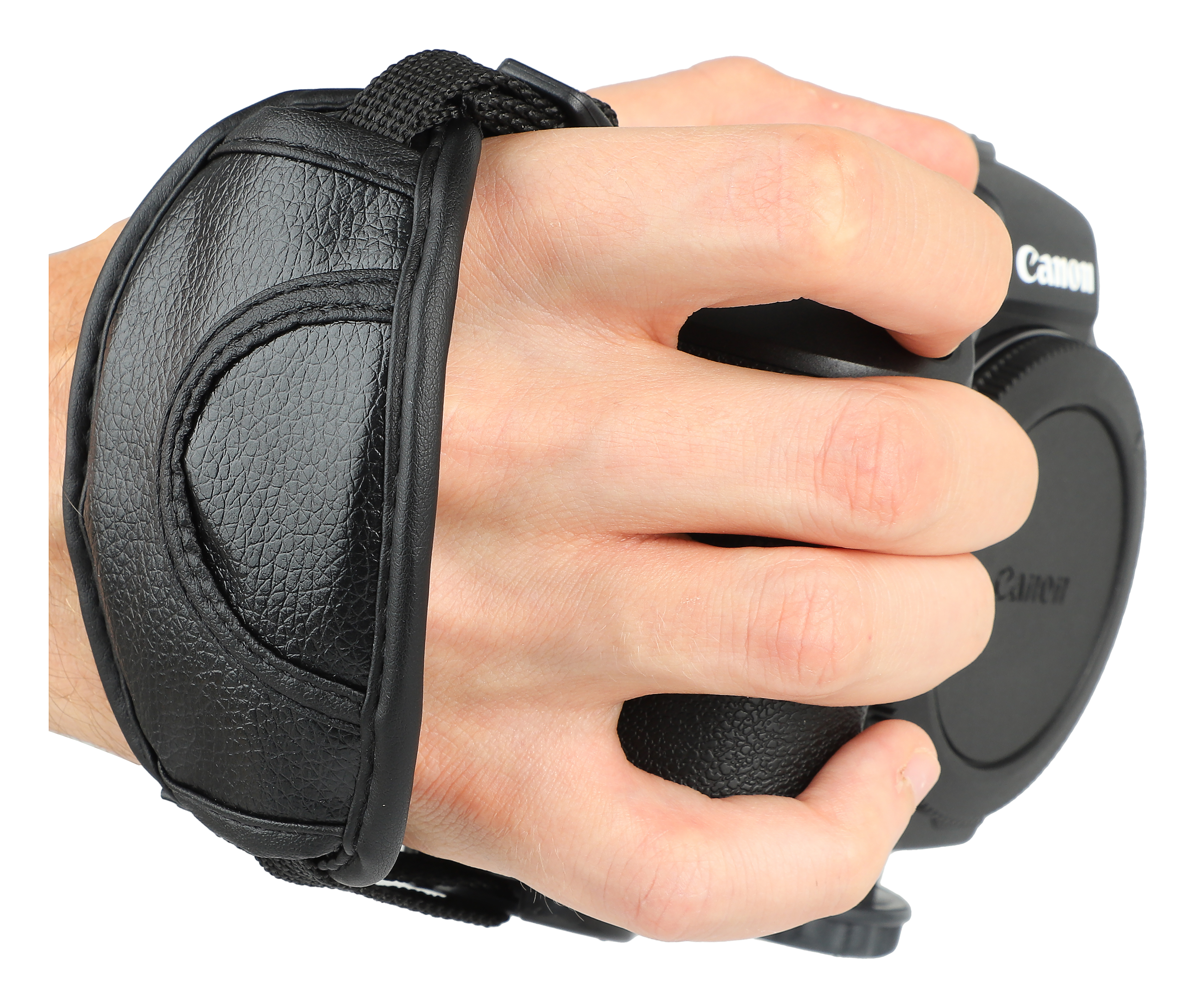 Eine Hand, die eine Kamera mit einem Lederriemen hält, fokussiert auf das Objektiv.