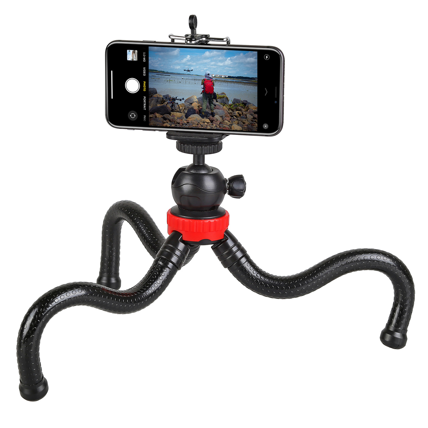 Stativ mit montiertem Handy, das eine Strandszene mit roter Person zeigt.