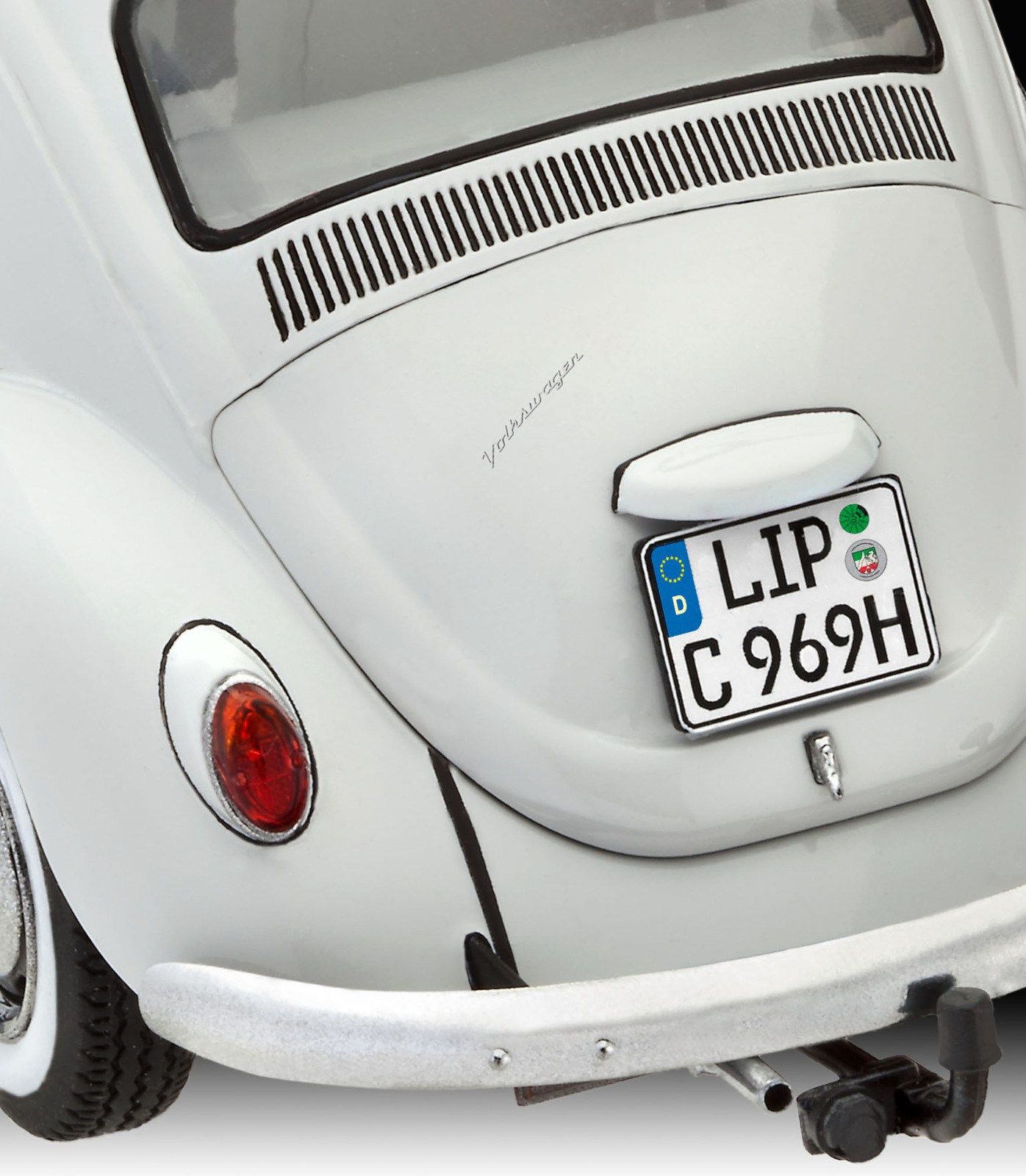 Gros plan de l'arrière d'une Volkswagen Beetle blanche. La plaque d'immatriculation est visible.