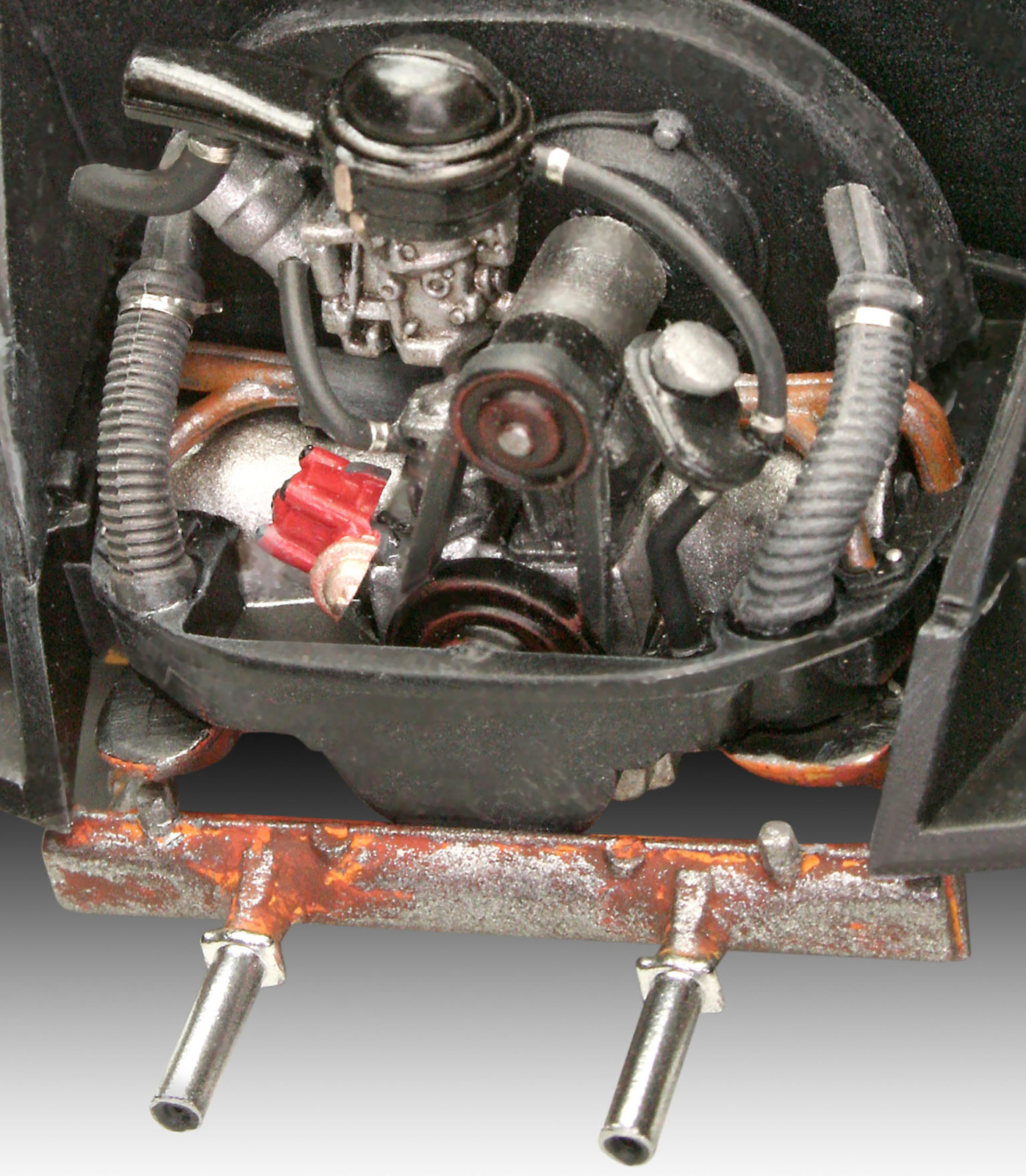 Een close-up van een modelautomotor, met verschillende onderdelen en details.
