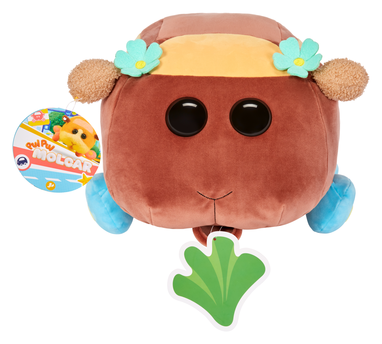 Une voiture en peluche marron avec des fleurs, une étiquette et de grands yeux noirs.