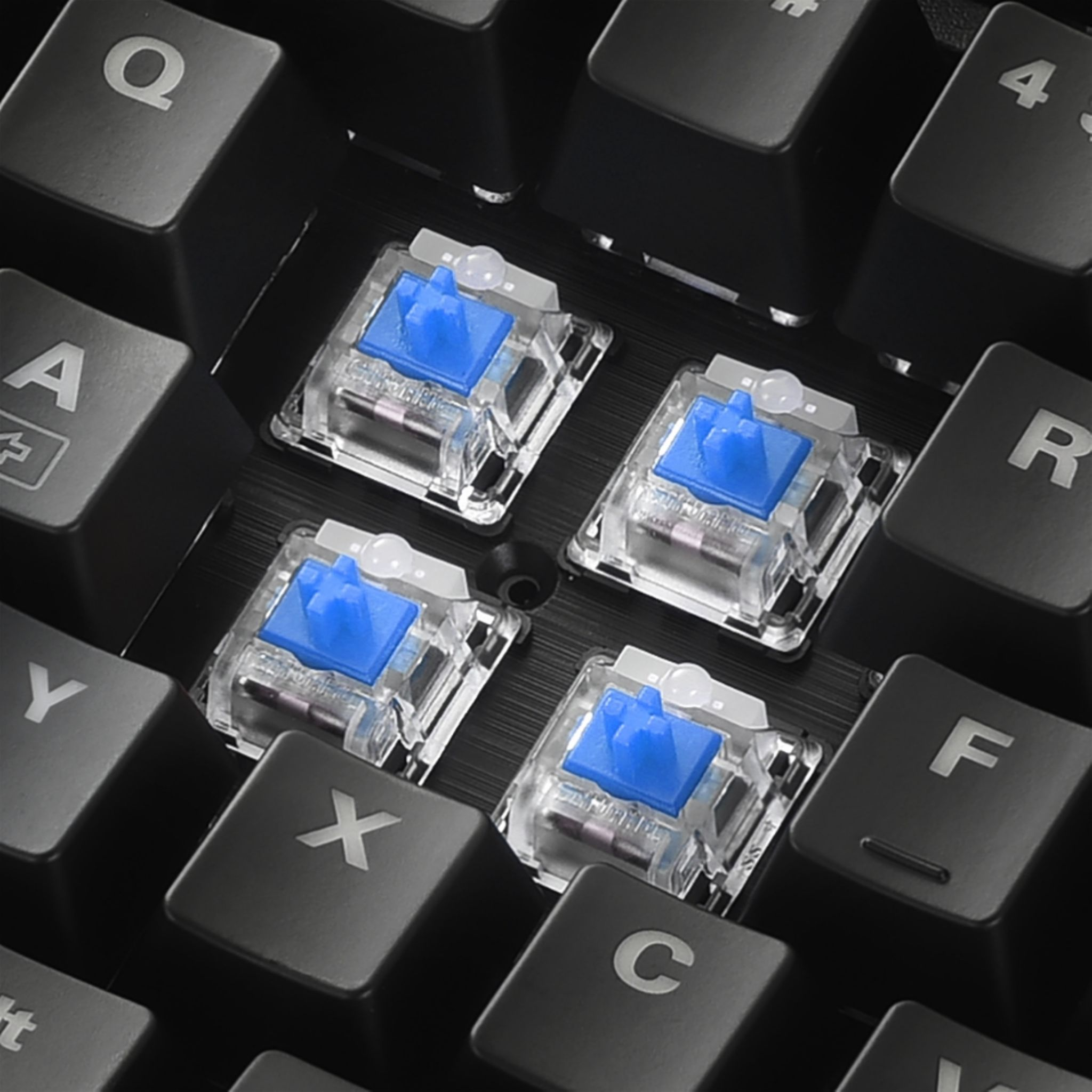 Primo piano di tasti neri della tastiera con interruttori blu.
