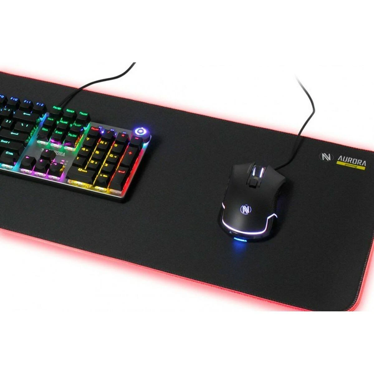 Una tastiera e un mouse su un tappetino nero con illuminazione RGB.