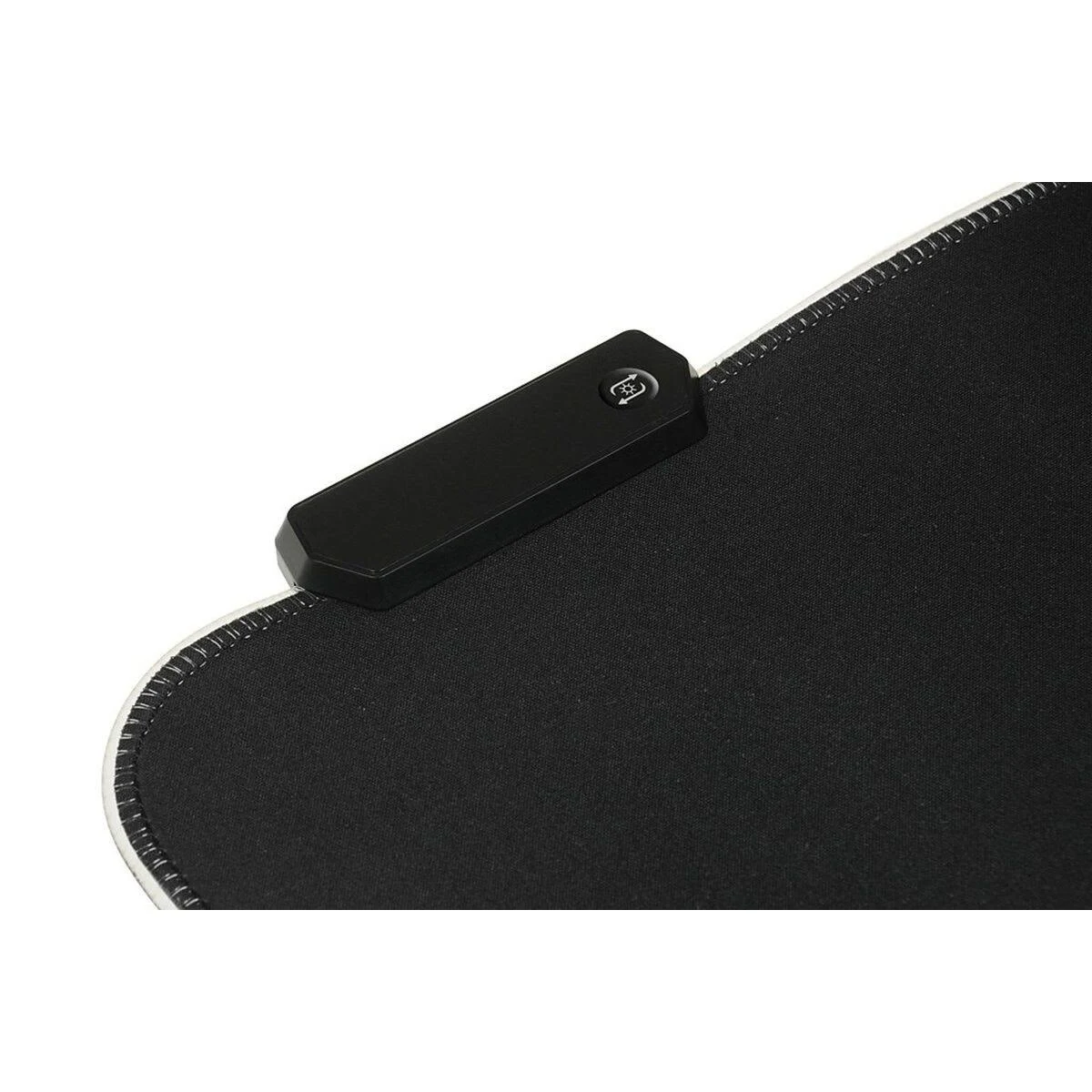 Primo piano di un tappetino per mouse da gioco in bianco e nero con porta di ricarica.