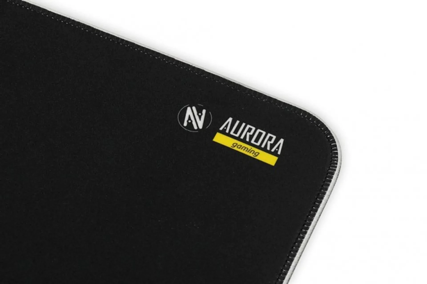 Un tappetino per mouse nero con un logo giallo nell'angolo. Su una superficie bianca.