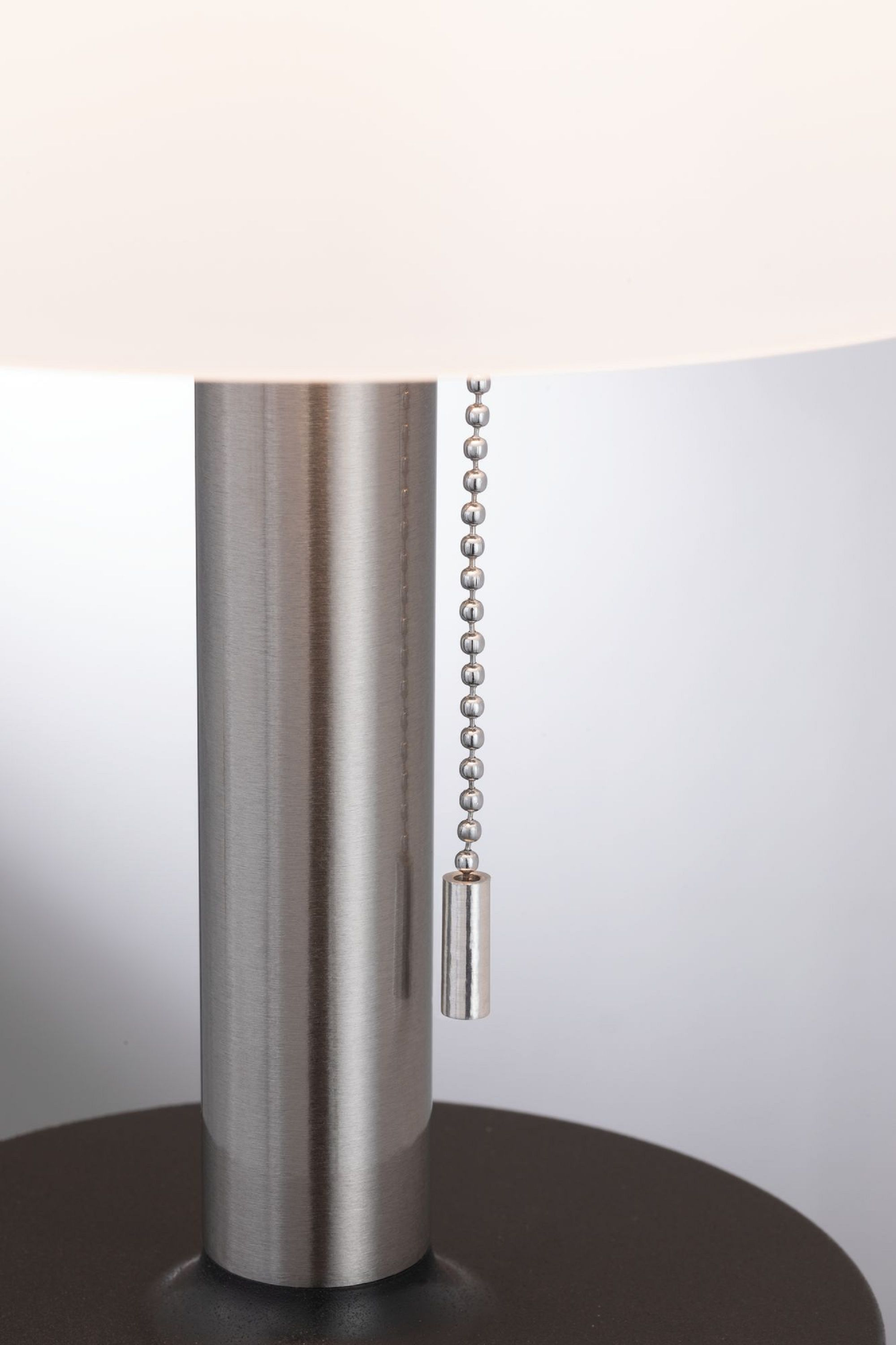 Zwinięty pasek świateł LED. Żółte światła z białym złączem.