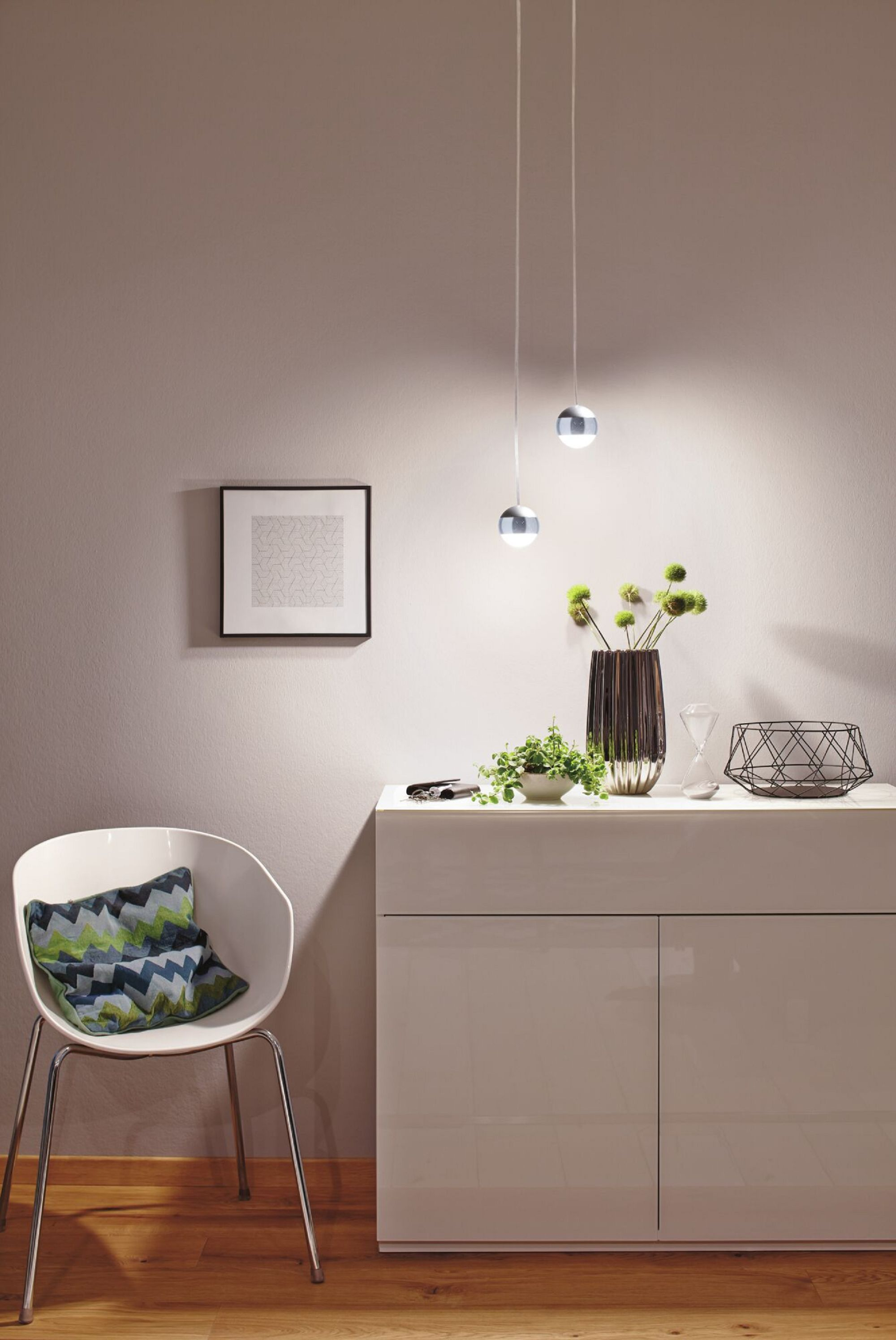 Modernes Innendesign mit Pendelleuchten, Wandkunst und Möbeln. Neutrale Töne.