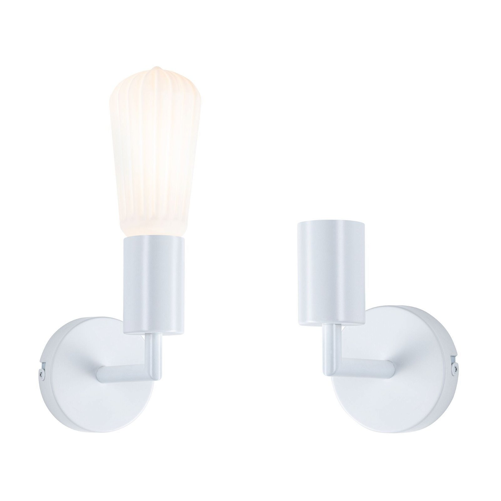 Dwie białe lampy ścienne, jedna z zapaloną żarówką, druga bez żarówki.