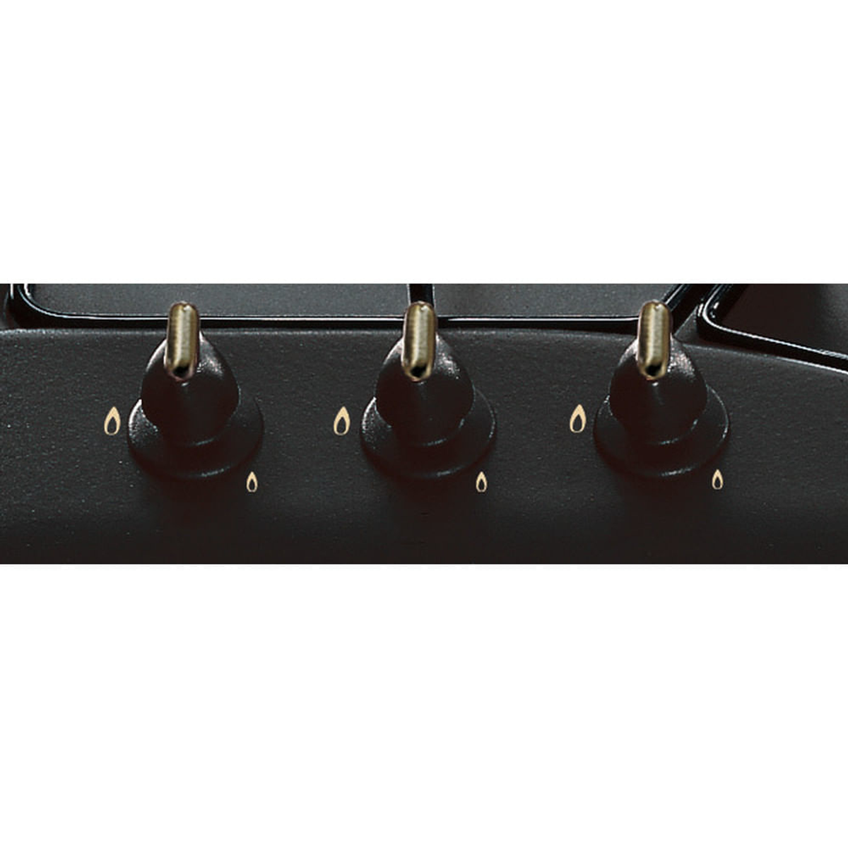 Zbliżenie kuchenki gazowej z trzema pokrętłami. Pokrętła są czarne ze złotymi akcentami.