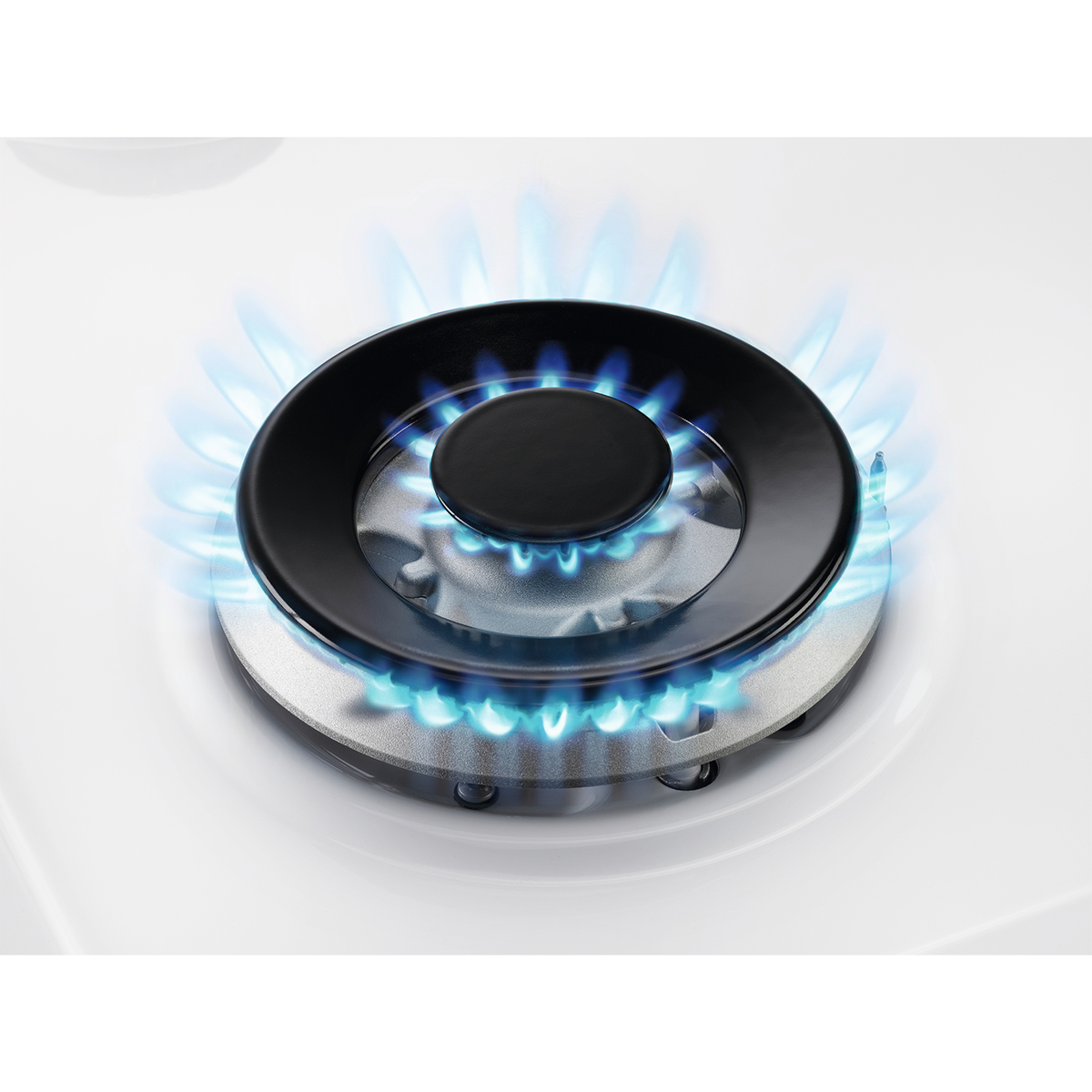 Zbliżenie palnika gazowego z niebieskimi płomieniami. Palnik otoczony jest białą powierzchnią.