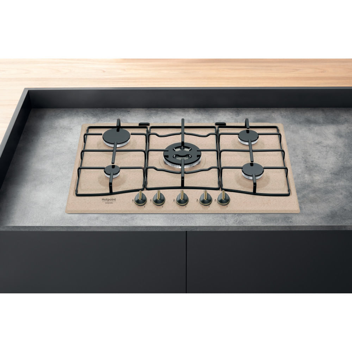 Płyta gazowa wbudowana w blat. Płyta posiada czarne metalowe podpory i palniki.