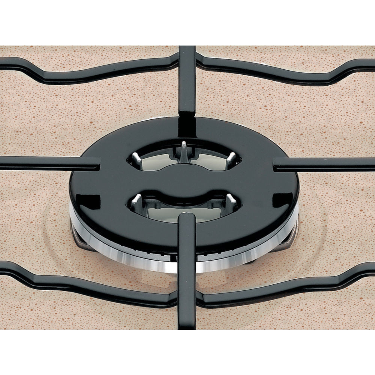 Zbliżenie palnika kuchenki. Czarne ruszty na teksturowanej powierzchni.