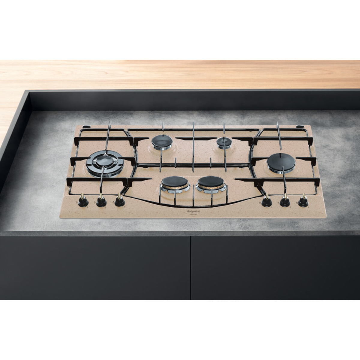 Widok z góry na beżową płytę gazową z czarnymi palnikami i pokrętłami, na blacie kuchennym.