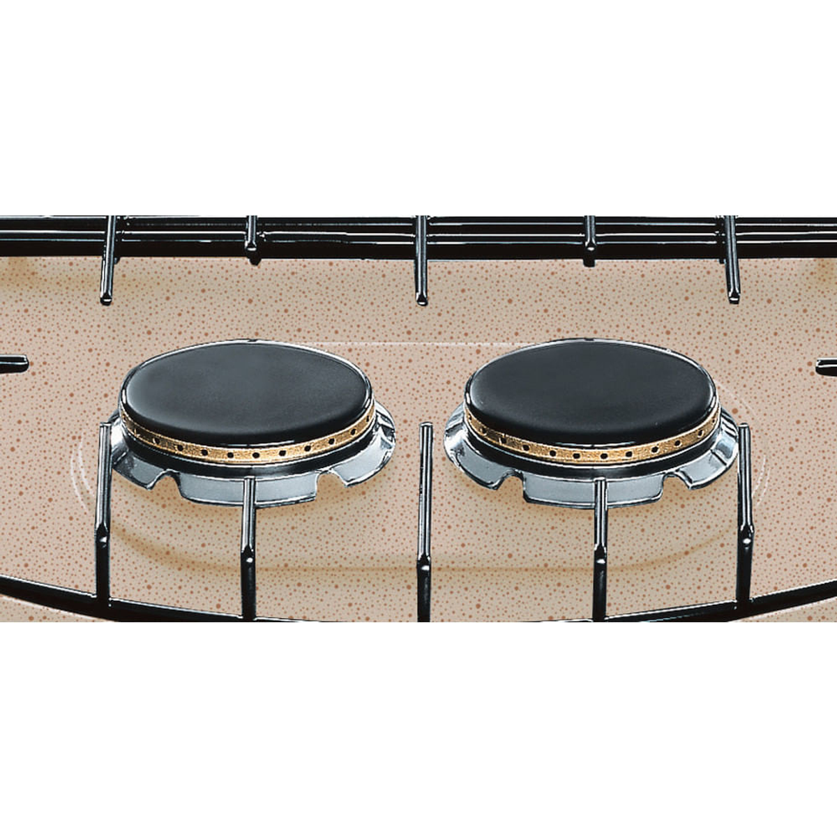 Zbliżenie palników kuchenki. Widoczne dwa palniki z czarnymi osłonami.