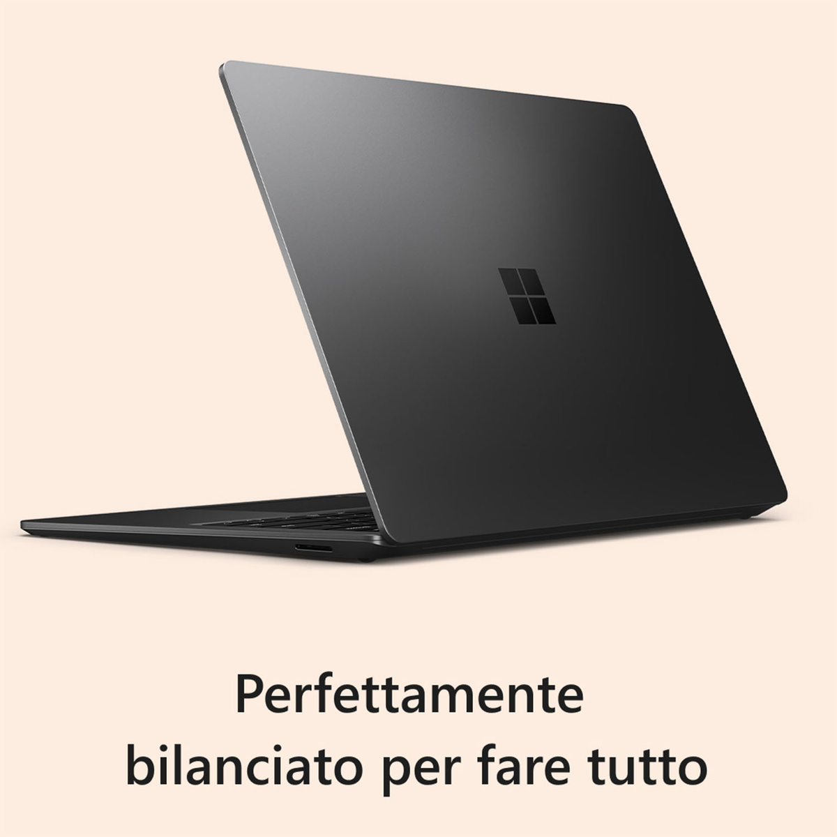 Un laptop nero, leggermente aperto, con il logo Microsoft in alto. Il testo dice: "Perfettamente bilanciato per fare tutto".