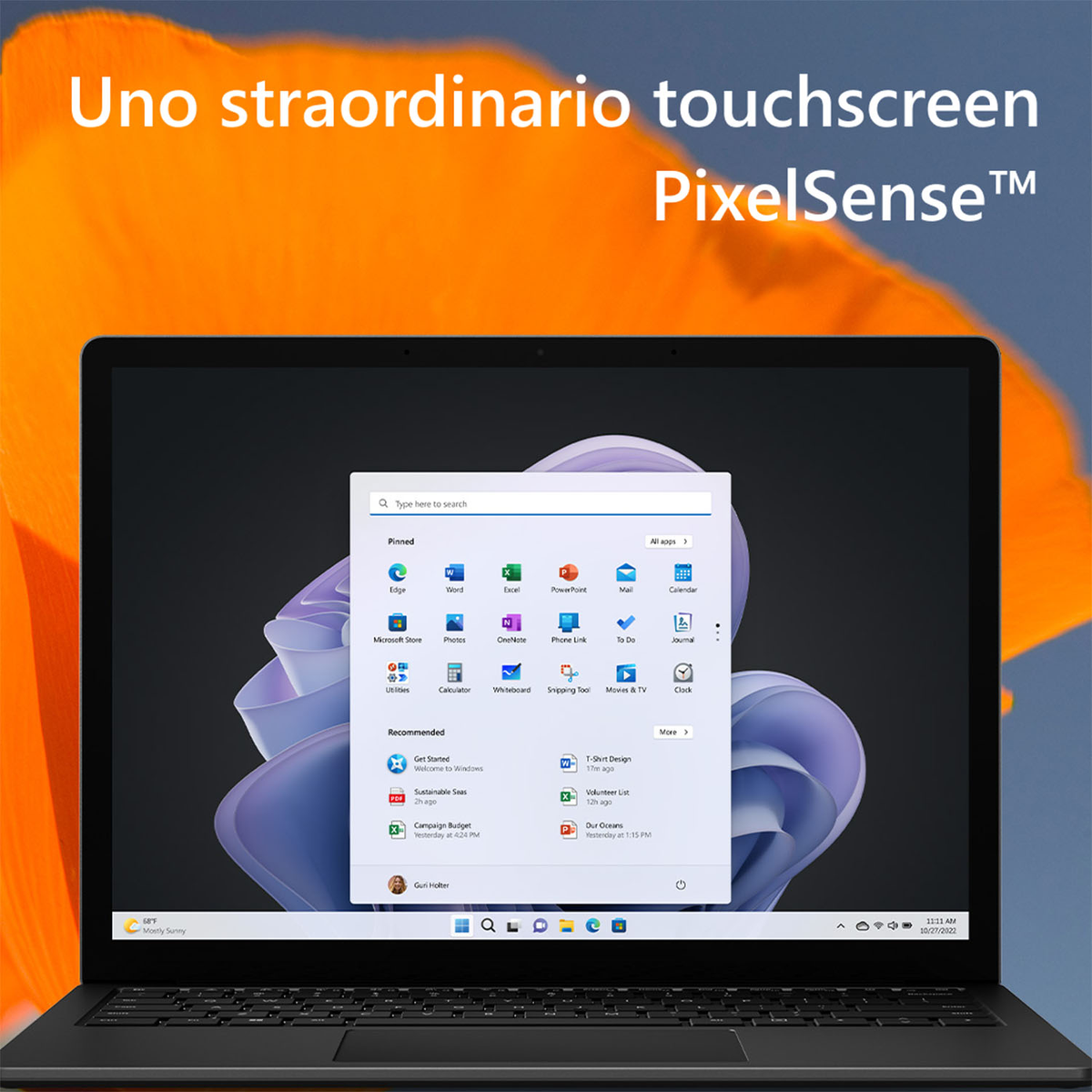 Il laptop mostra l'interfaccia di Windows 11. Sfondo arancione con testo e schermo. Laptop nero con tastiera.