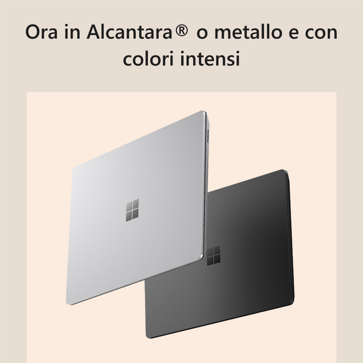 Due laptop, uno argento e uno nero, sono mostrati su uno sfondo beige chiaro.
