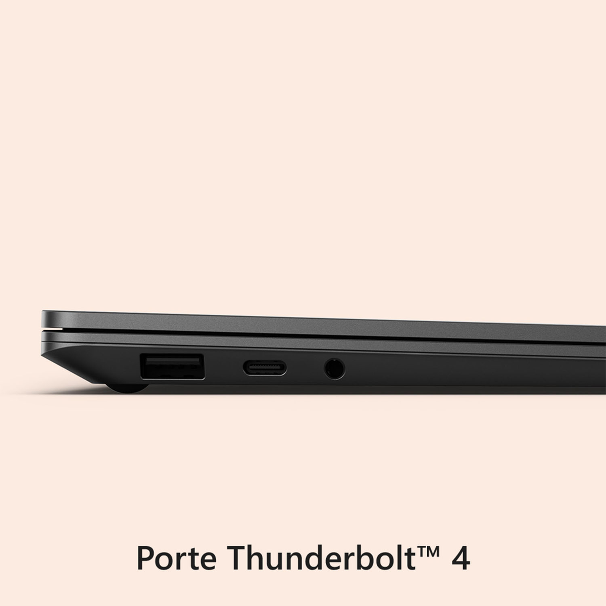 Vista laterale di un laptop nero, porte visibili, incluso Thunderbolt 4. Sfondo beige.