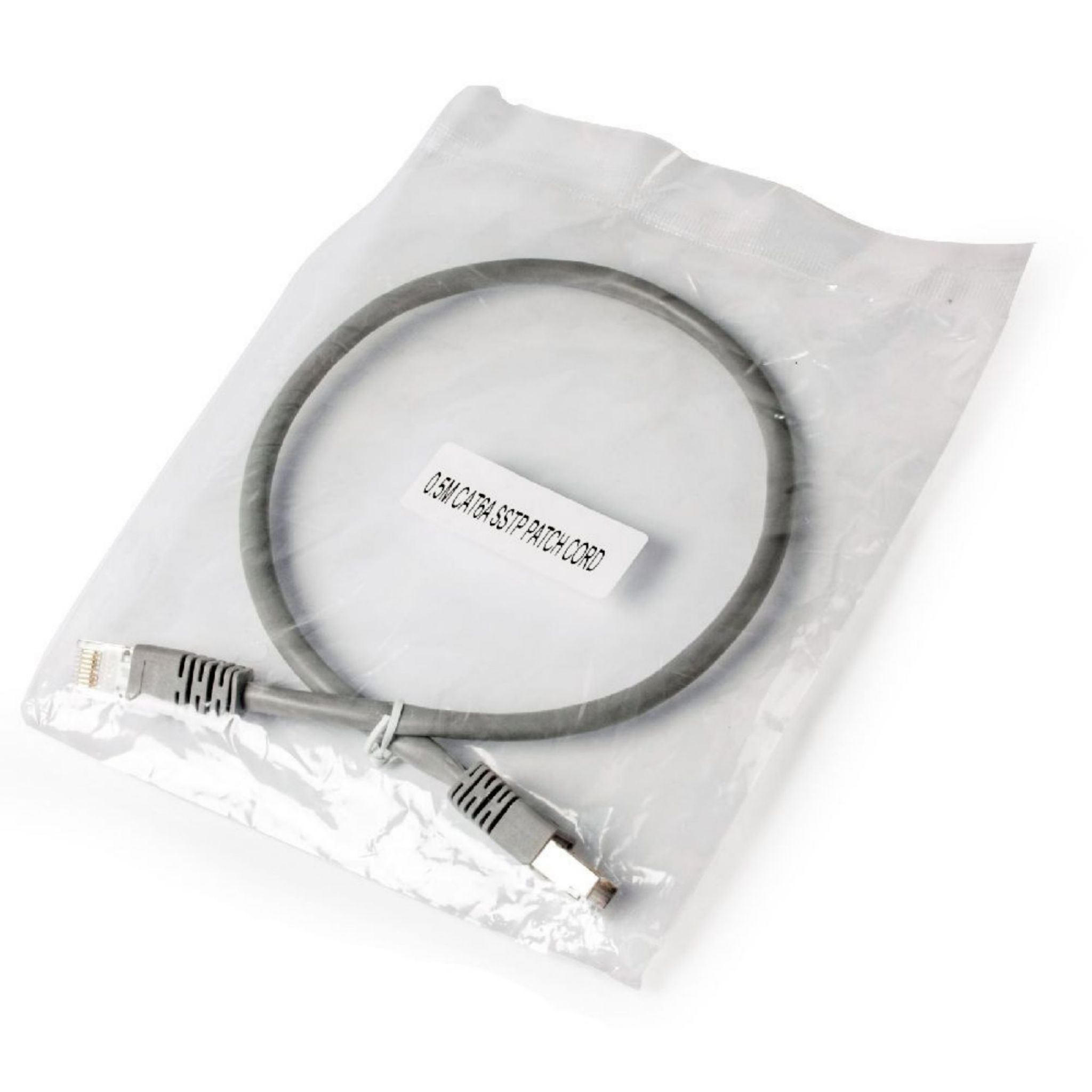 Szary kabel sieciowy w przezroczystej plastikowej torbie, z etykietą.