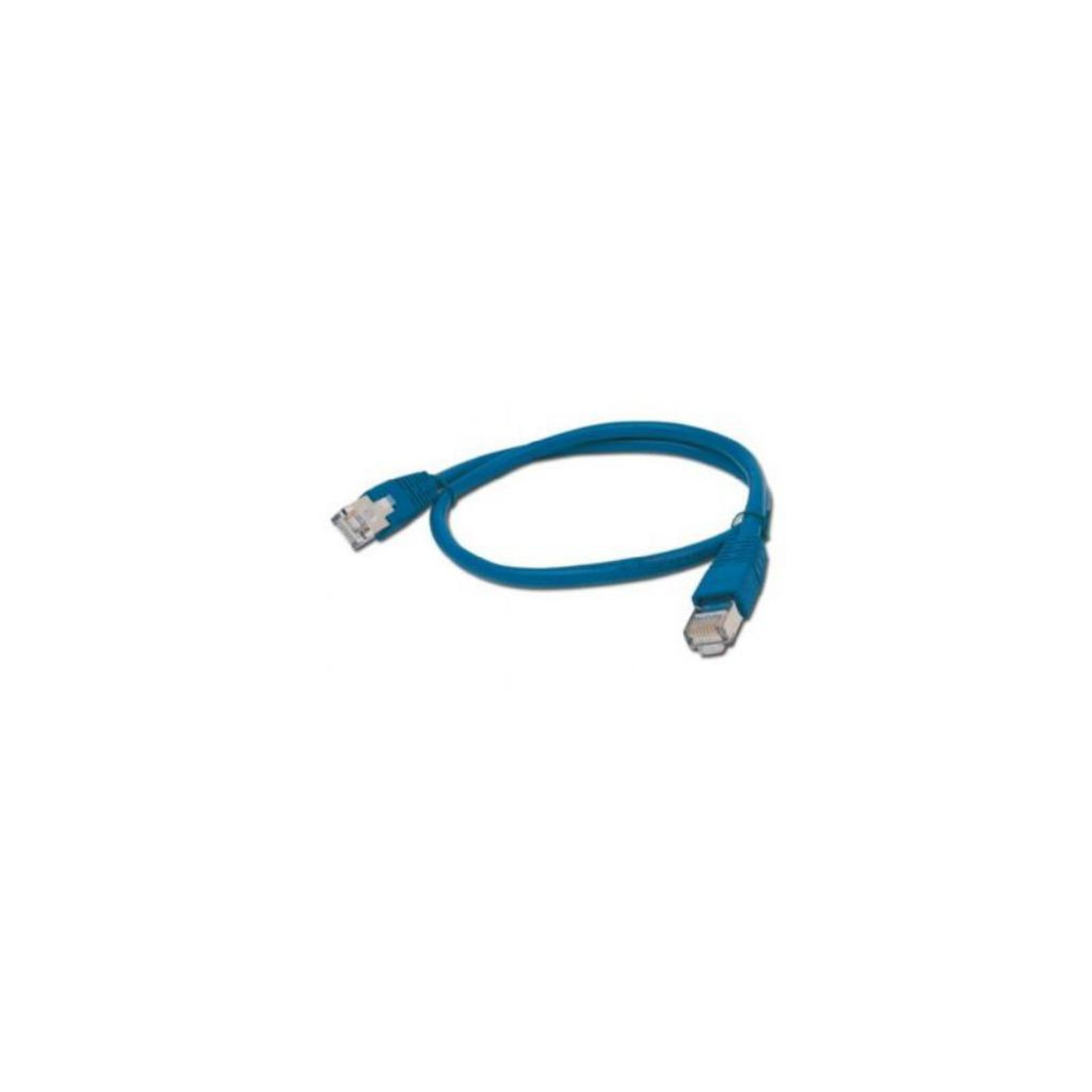 Un câble Ethernet bleu avec des connecteurs RJ45 aux deux extrémités, posé sur une surface blanche.