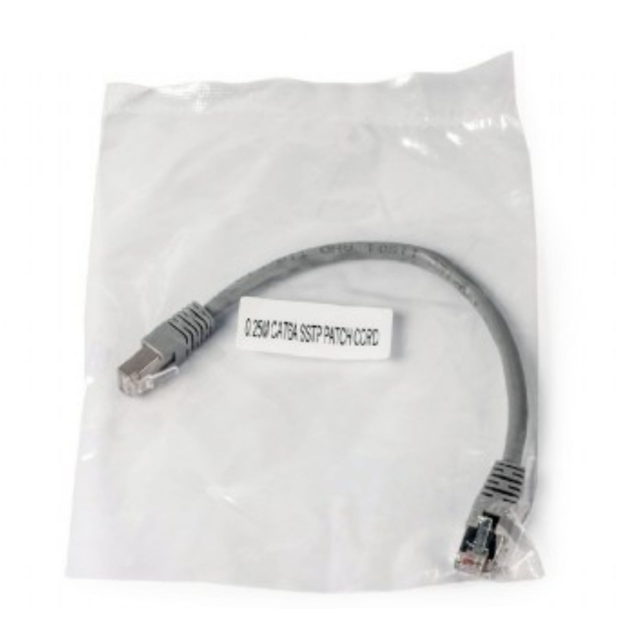 Szary kabel sieciowy w przezroczystej plastikowej torbie z etykietą.