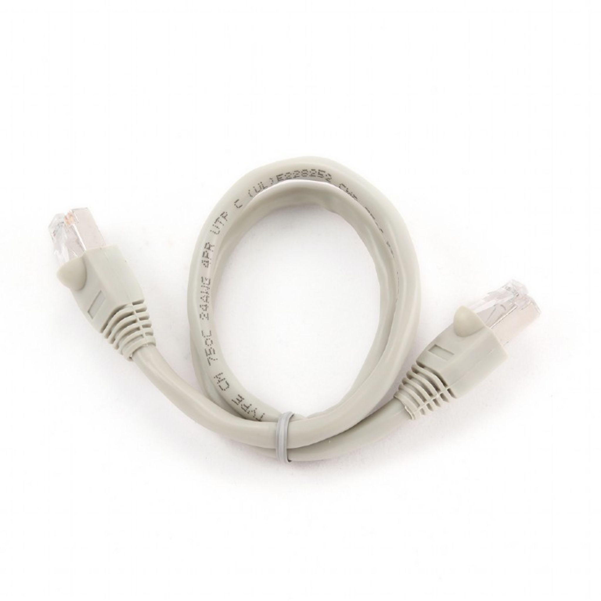 Un cavo ethernet grigio chiaro con connettori su sfondo bianco.