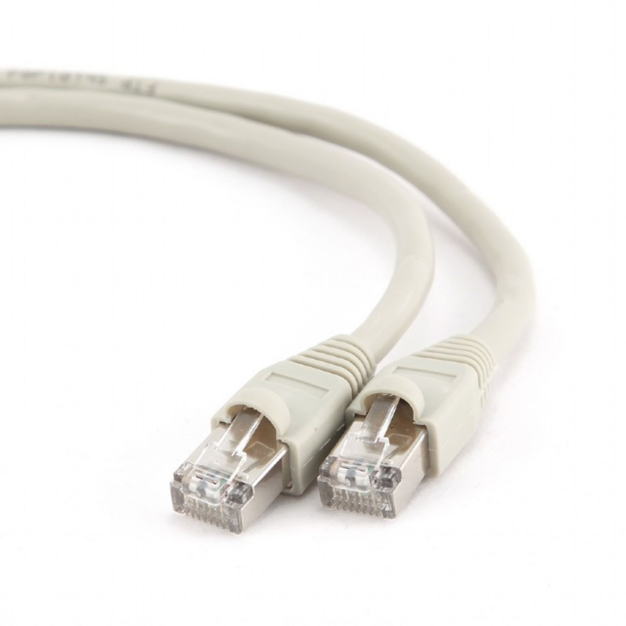 Due cavi Ethernet grigi con connettori, sfondo bianco.
