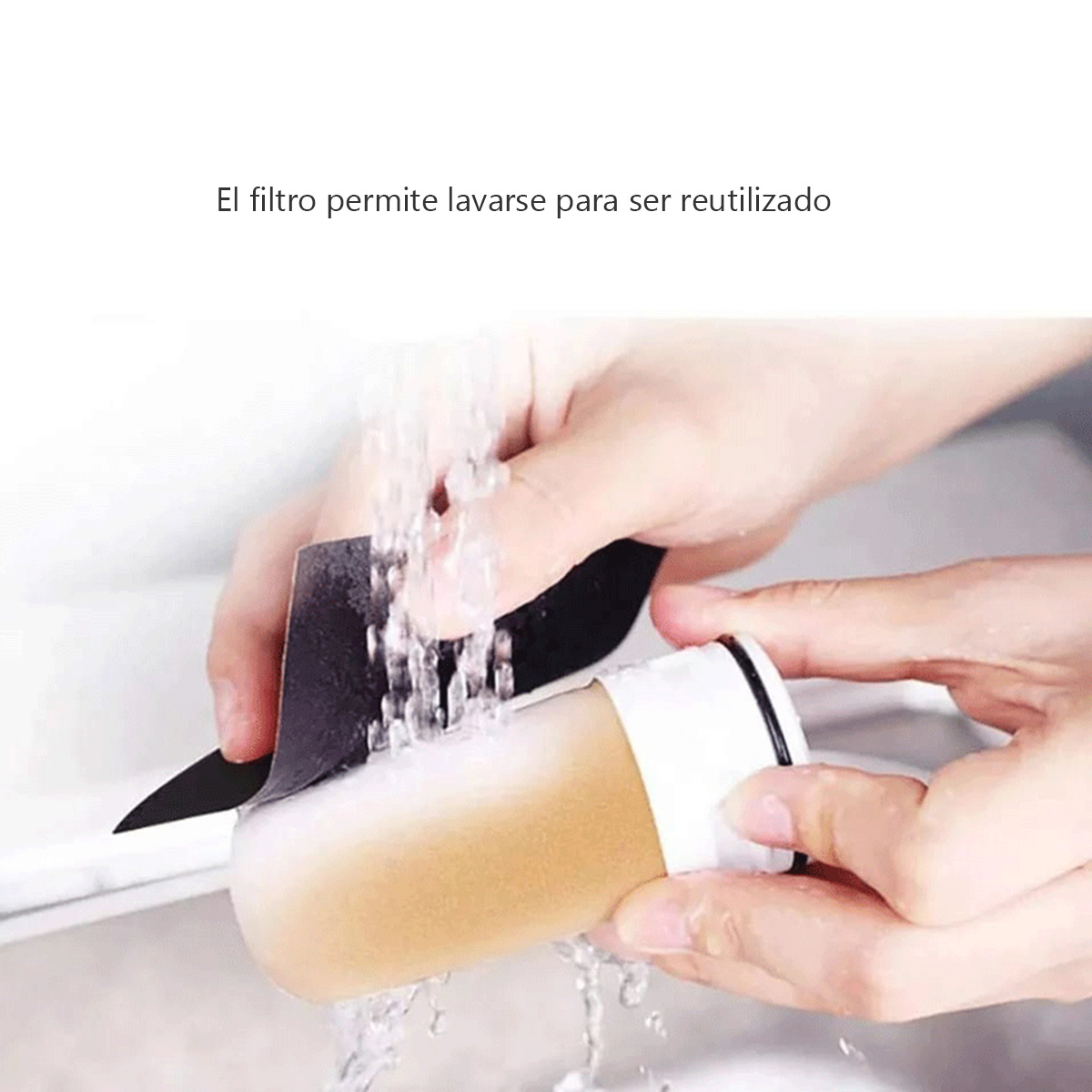 Una persona lavando un filtro de agua bajo agua corriente. El filtro es blanco y beige.