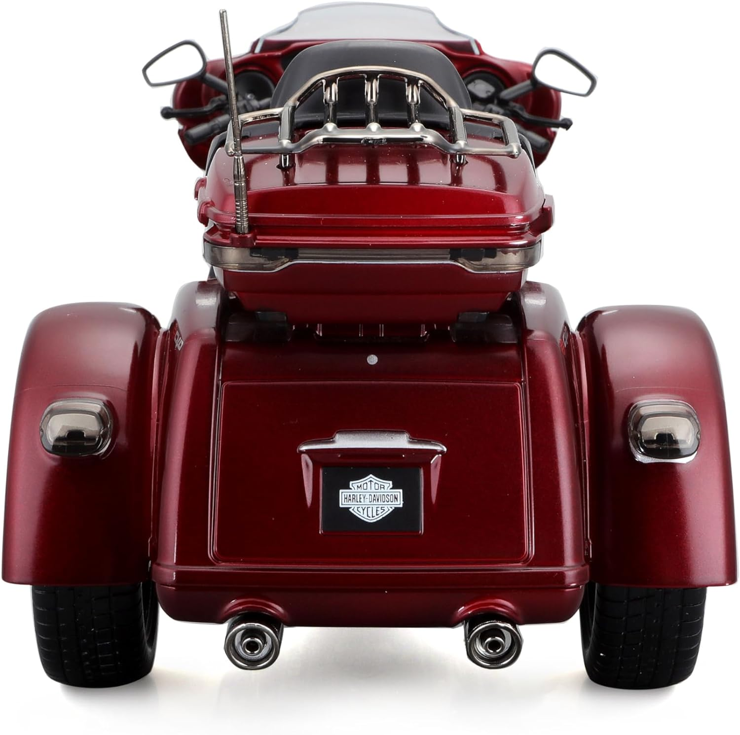 Rotes Harley-Davidson Trike von hinten. Glänzender Körper, Chromdetails und zwei Auspuffrohre.
