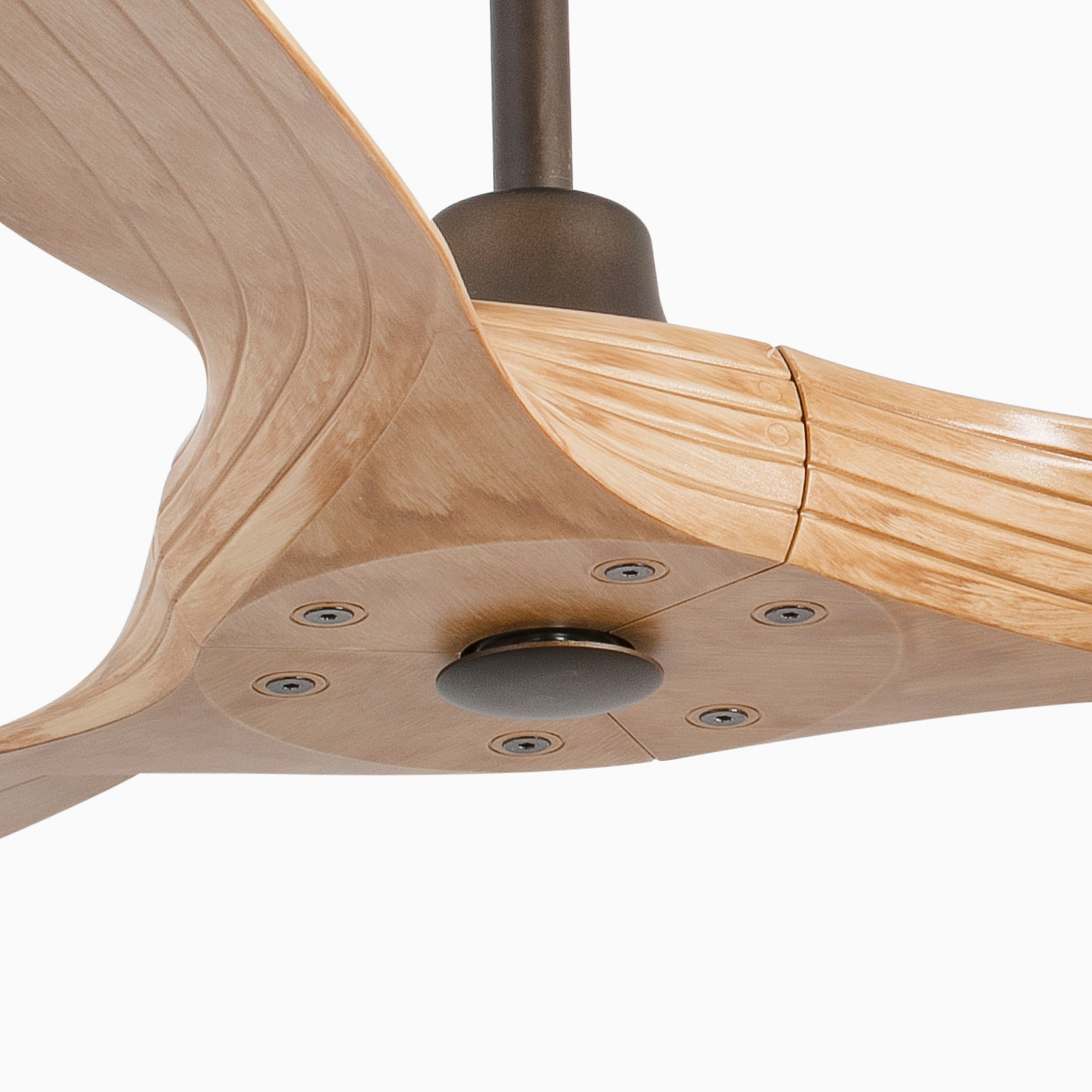 Nahaufnahme eines Deckenventilators aus Holz. Holzflügel und ein dunkelbraunes Motorgehäuse.