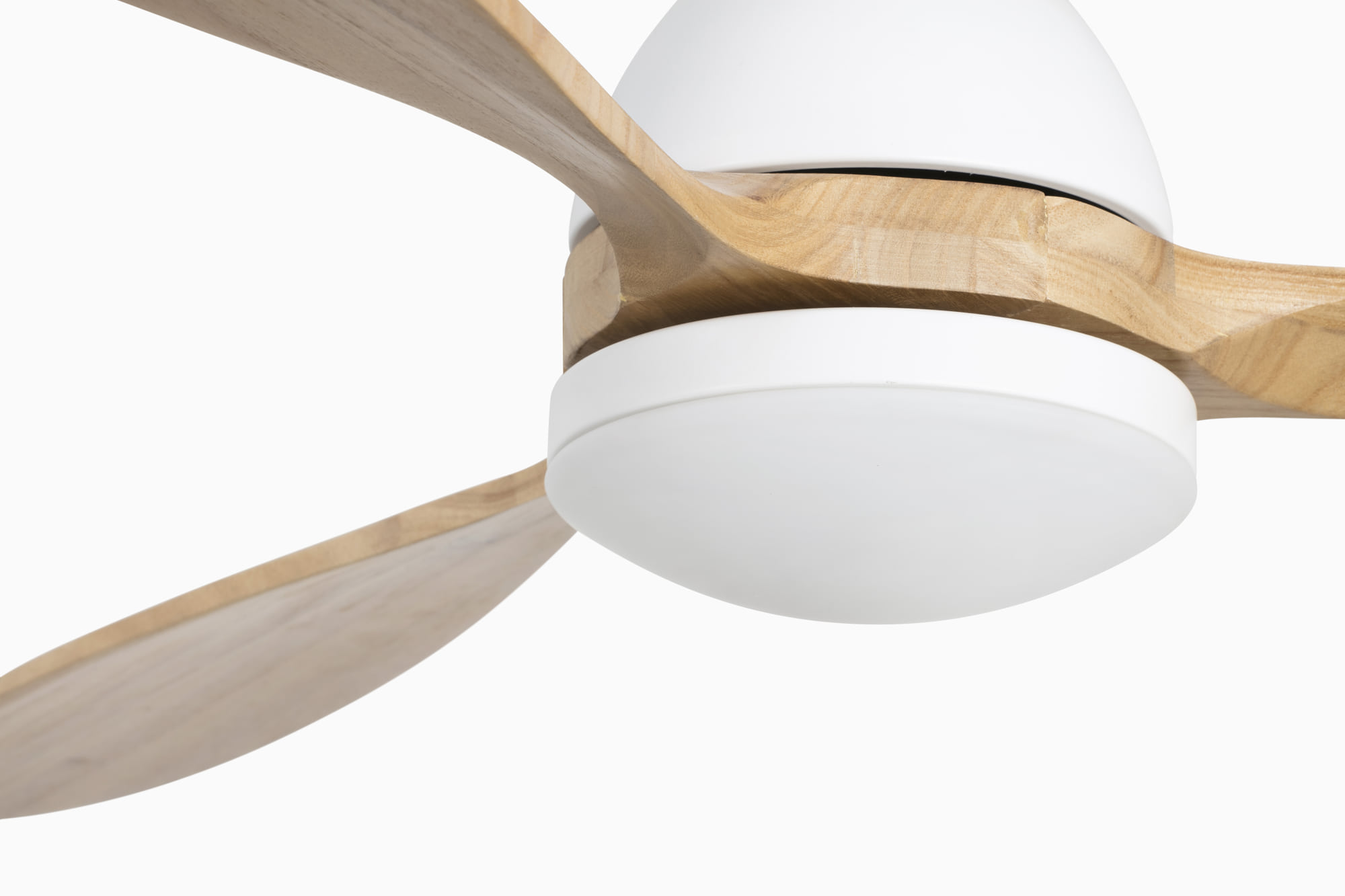 Un primo piano di un ventilatore da soffitto bianco e color legno con tre pale e un apparecchio di illuminazione bianco.
