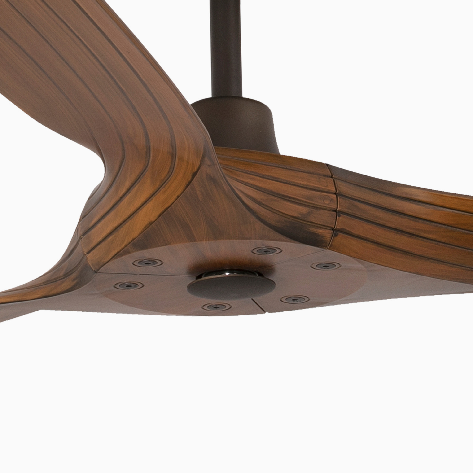 Primo piano di un ventilatore da soffitto in legno con tre pale curve e un alloggiamento motore marrone.