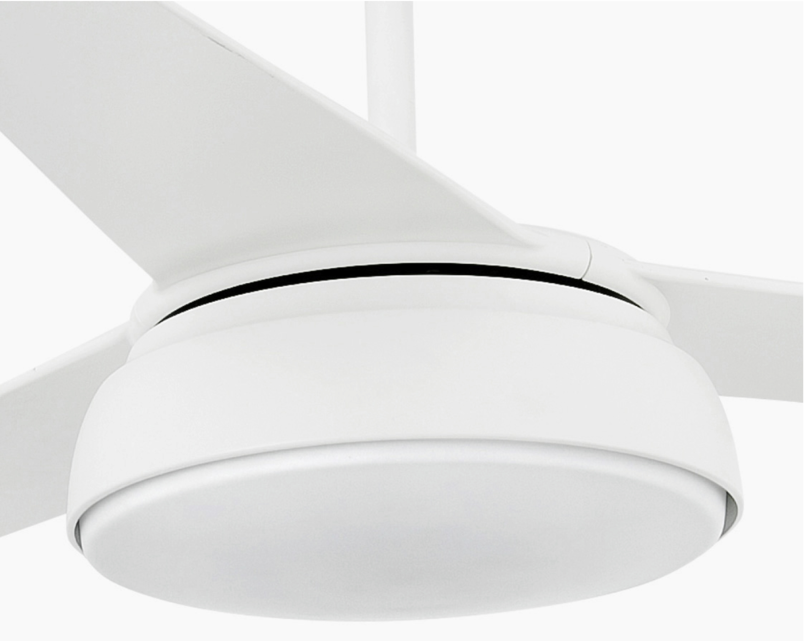 Nahaufnahme eines weißen Deckenventilators mit fünf Flügeln vor weißem Hintergrund.