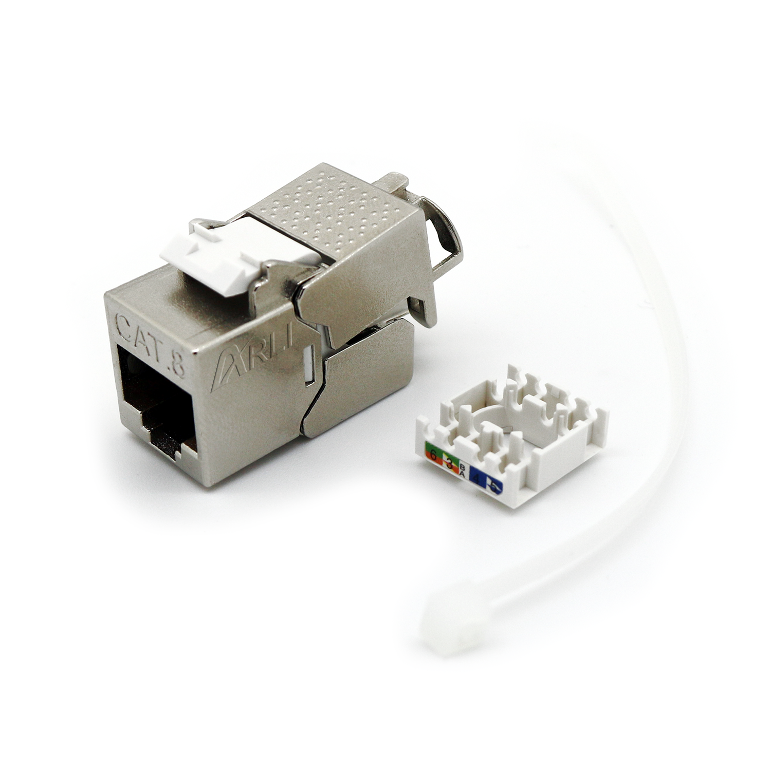 Silberner RJ45-Stecker mit weißem Clip und weißem Kabel. Ein kleinerer weißer Stecker ist ebenfalls vorhanden.