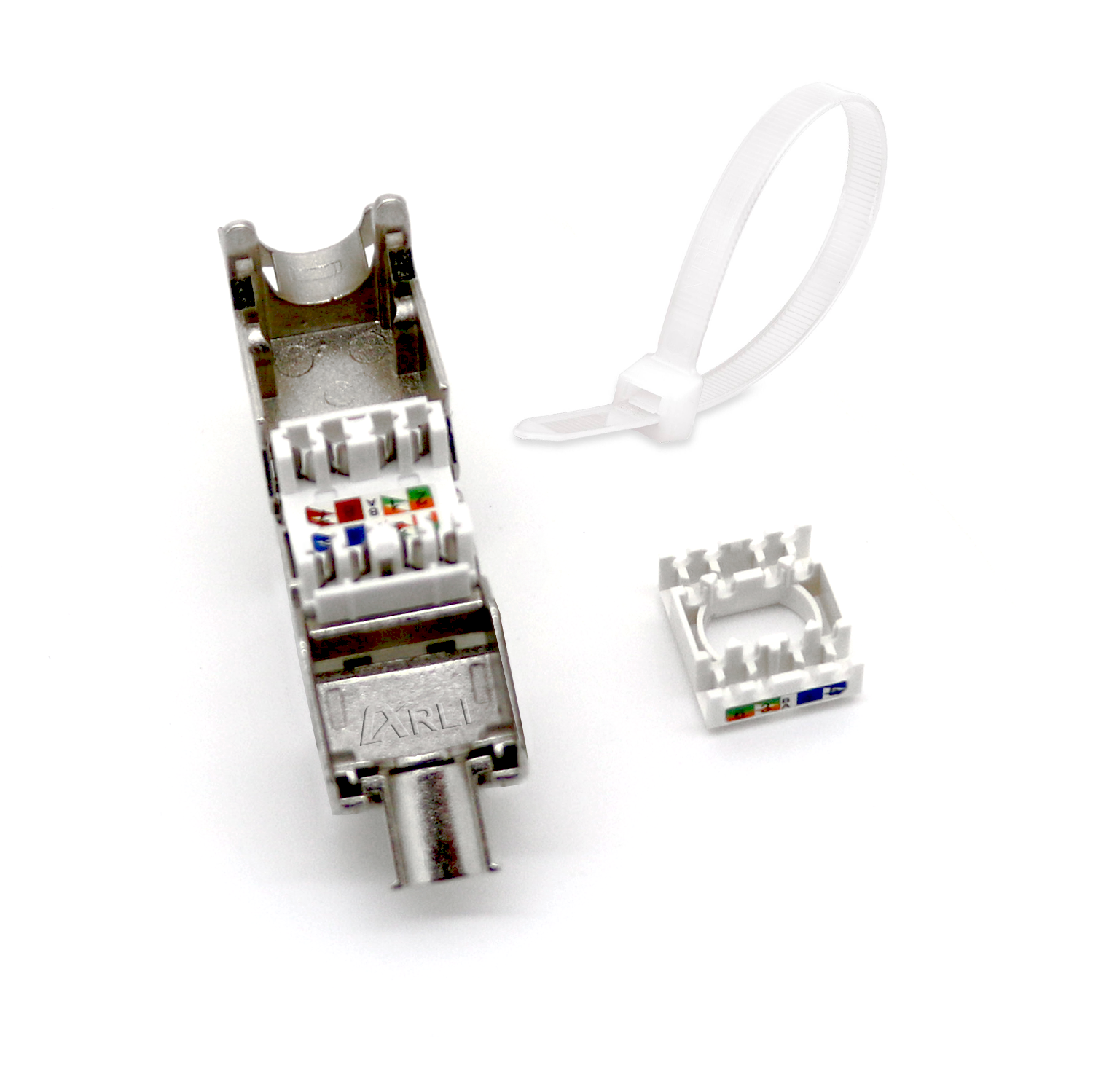 Nahaufnahme eines Steckers und eines Kabelbinders. Der Stecker ist weiß und grau.