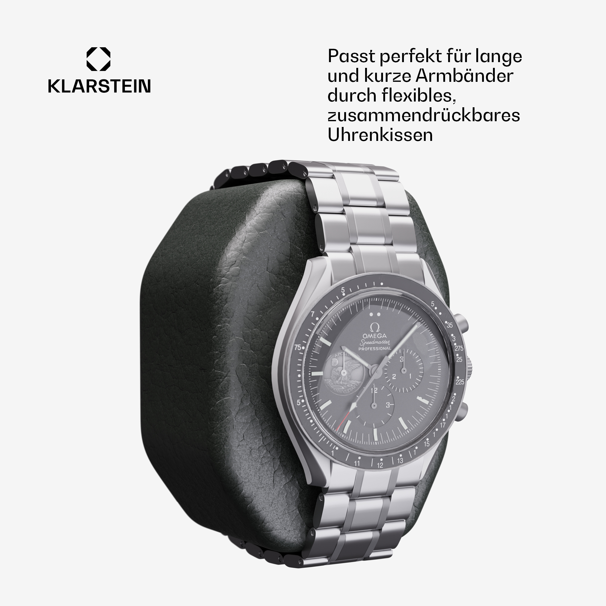 Silberne Uhr auf einem schwarzen Uhrenkissen. Weißer Hintergrund.
