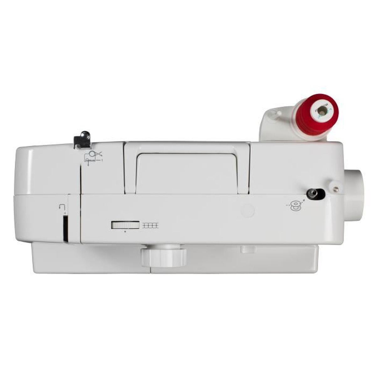 Biała maszyna do szycia, widok z boku. Ma czerwoną szpulkę i panel sterowania z kilkoma funkcjami.